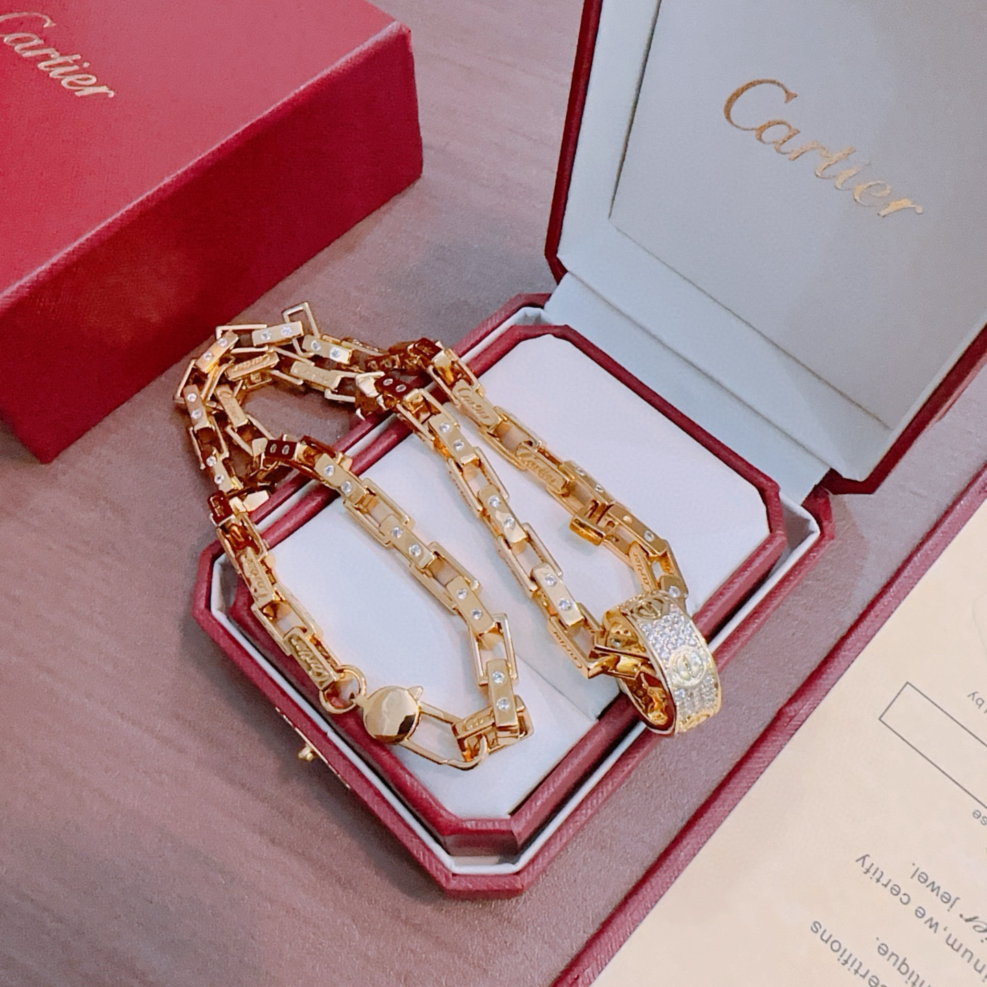 Cartier 新款带钻卡地亚项链V金材质系列 品相完美 细节无敌 那种独特的色泽完全无可挑剔 再缀以 指环外形设计