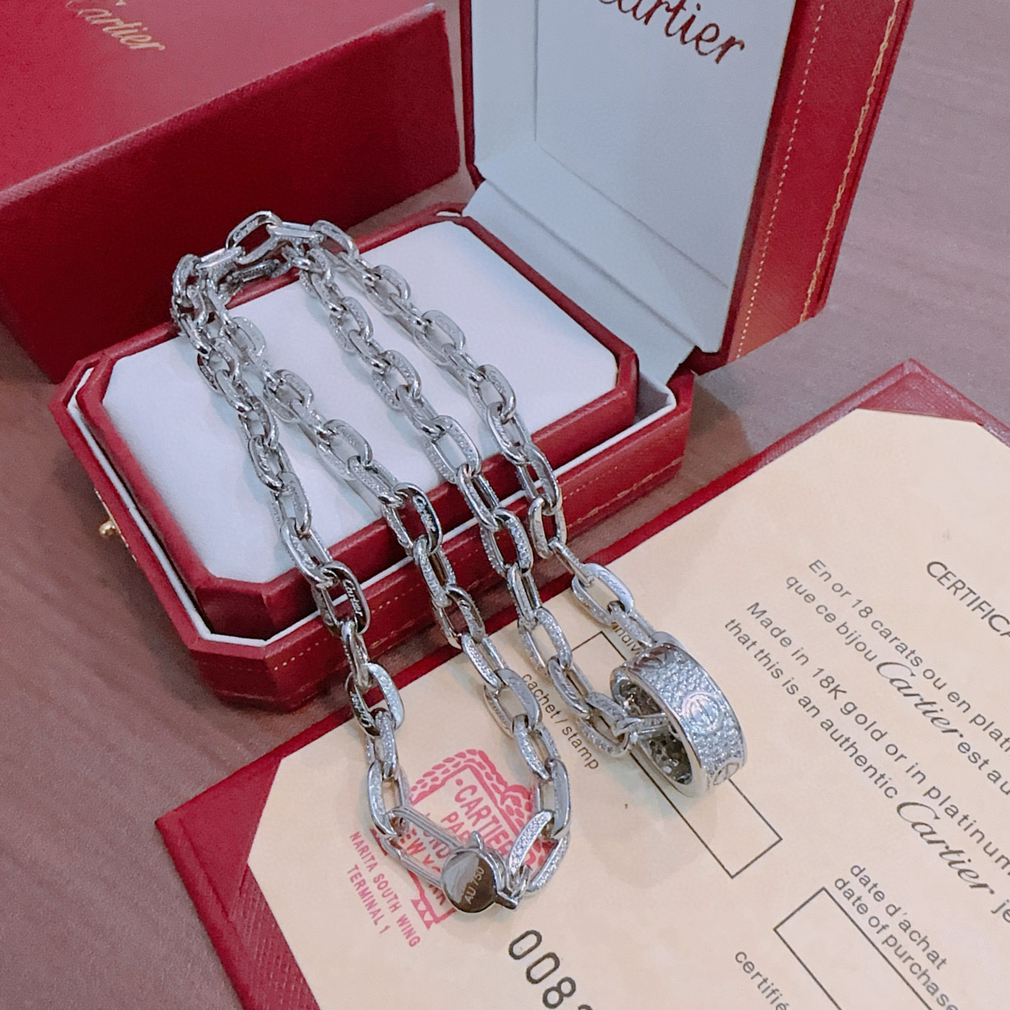 Cartier 新款带钻卡地亚项链V金材质系列 品相完美 细节无敌 那种独特的色泽完全无可挑剔 再缀以 指环外形设计