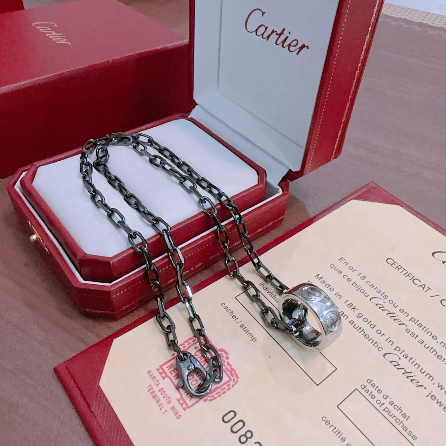 Cartier 新款带钻卡地亚项链V金材质系列 品相完美 细节无敌 那种独特的色泽完全无可挑剔 再缀以 指环外形设计