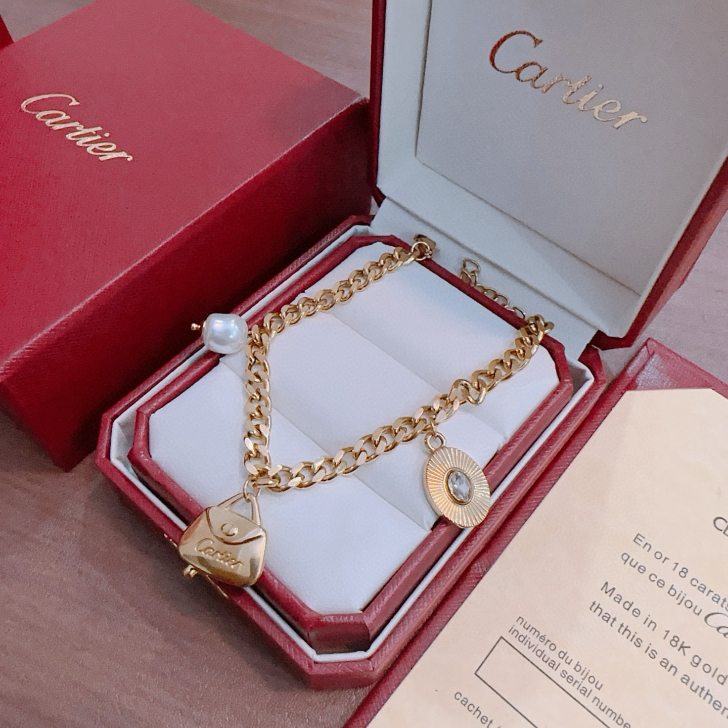 Cartier 手链新款卡地亚套装项链耳环手链戒指（泰钢材质）系列 那种独特的色泽完全无可挑剔 再缀以 指环外形设计