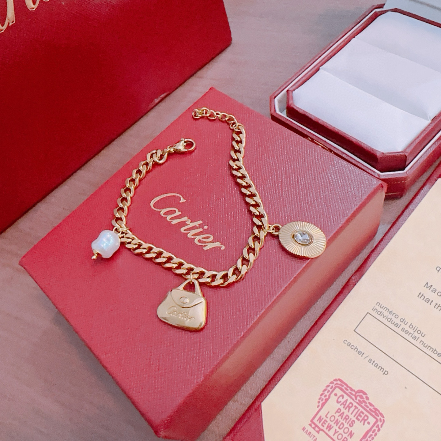 Cartier 手链新款卡地亚套装项链耳环手链戒指（泰钢材质）系列 那种独特的色泽完全无可挑剔 再缀以 指环外形设计