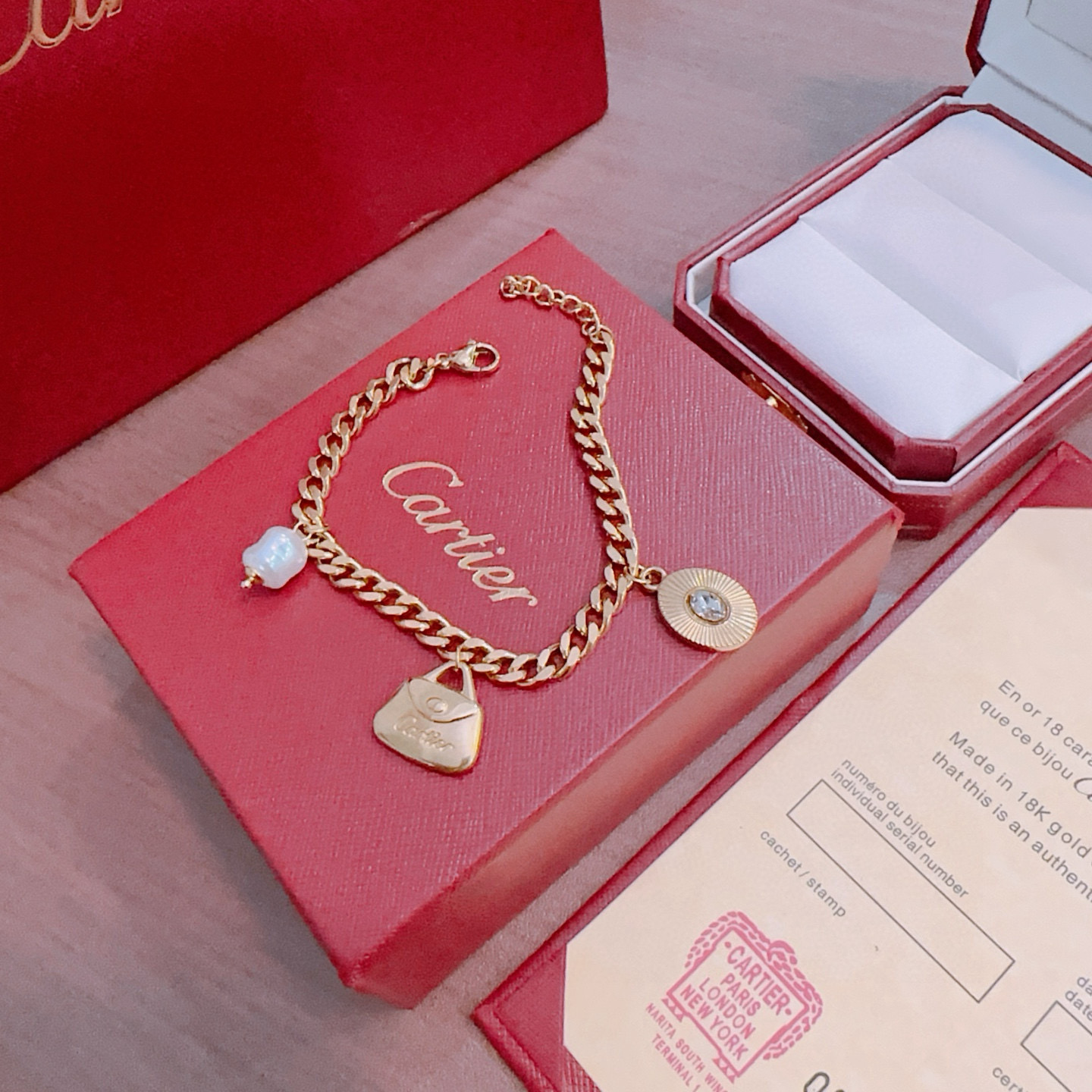 Cartier 手链新款卡地亚套装项链耳环手链戒指（泰钢材质）系列 那种独特的色泽完全无可挑剔 再缀以 指环外形设计