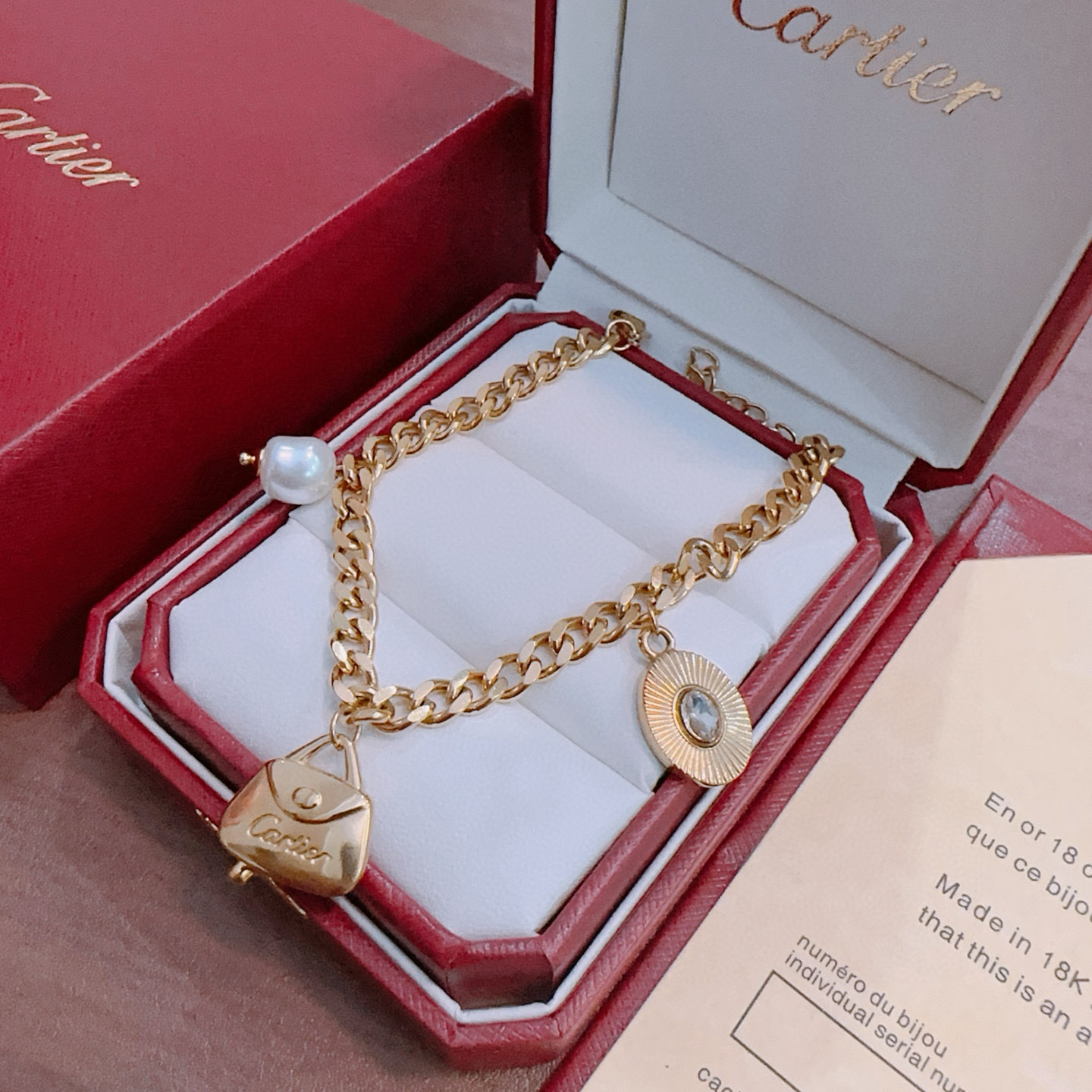 Cartier 手链新款卡地亚套装项链耳环手链戒指（泰钢材质）系列 那种独特的色泽完全无可挑剔 再缀以 指环外形设计