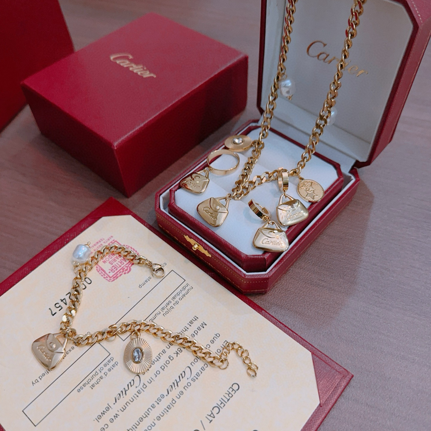 Cartier 耳环新款卡地亚套装项链耳环手链戒指（泰钢材质）系列 那种独特的色泽完全无可挑剔 再缀以 指环外形设计