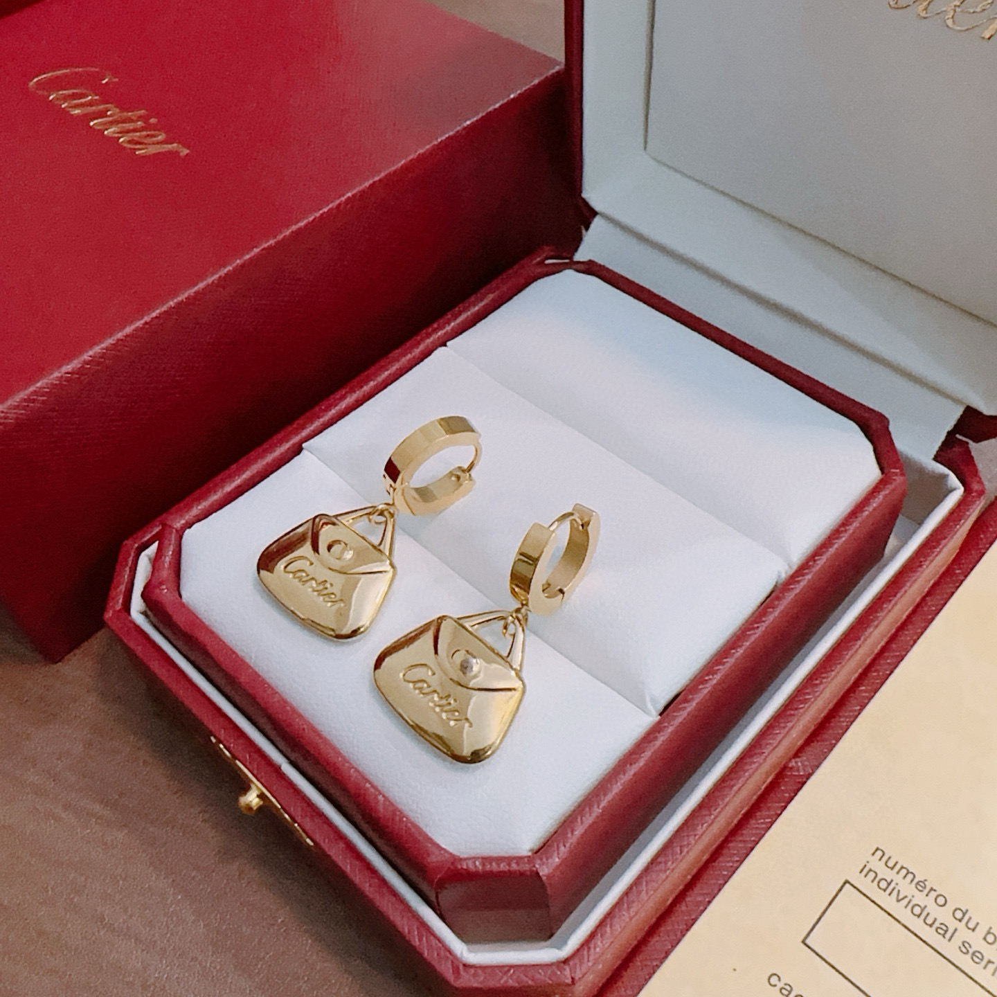 Cartier 耳环新款卡地亚套装项链耳环手链戒指（泰钢材质）系列 那种独特的色泽完全无可挑剔 再缀以 指环外形设计