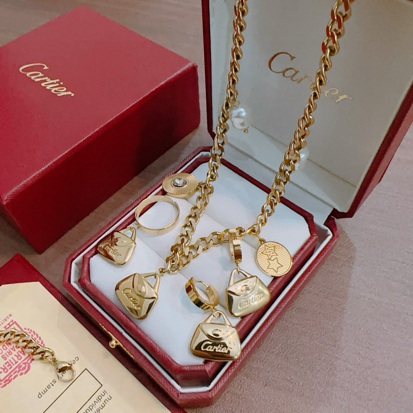 Cartier 戒指新款卡地亚套装项链耳环手链戒指（泰钢材质）系列 那种独特的色泽完全无可挑剔 再缀以 指环外形设计