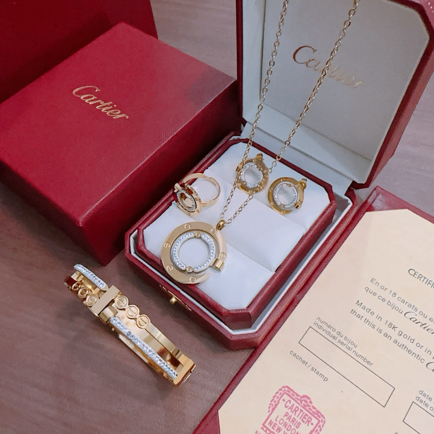 Cartier 项链 新款卡地亚套装项链耳环手链戒指（泰钢材质）系列 那种独特的色泽完全无可挑剔