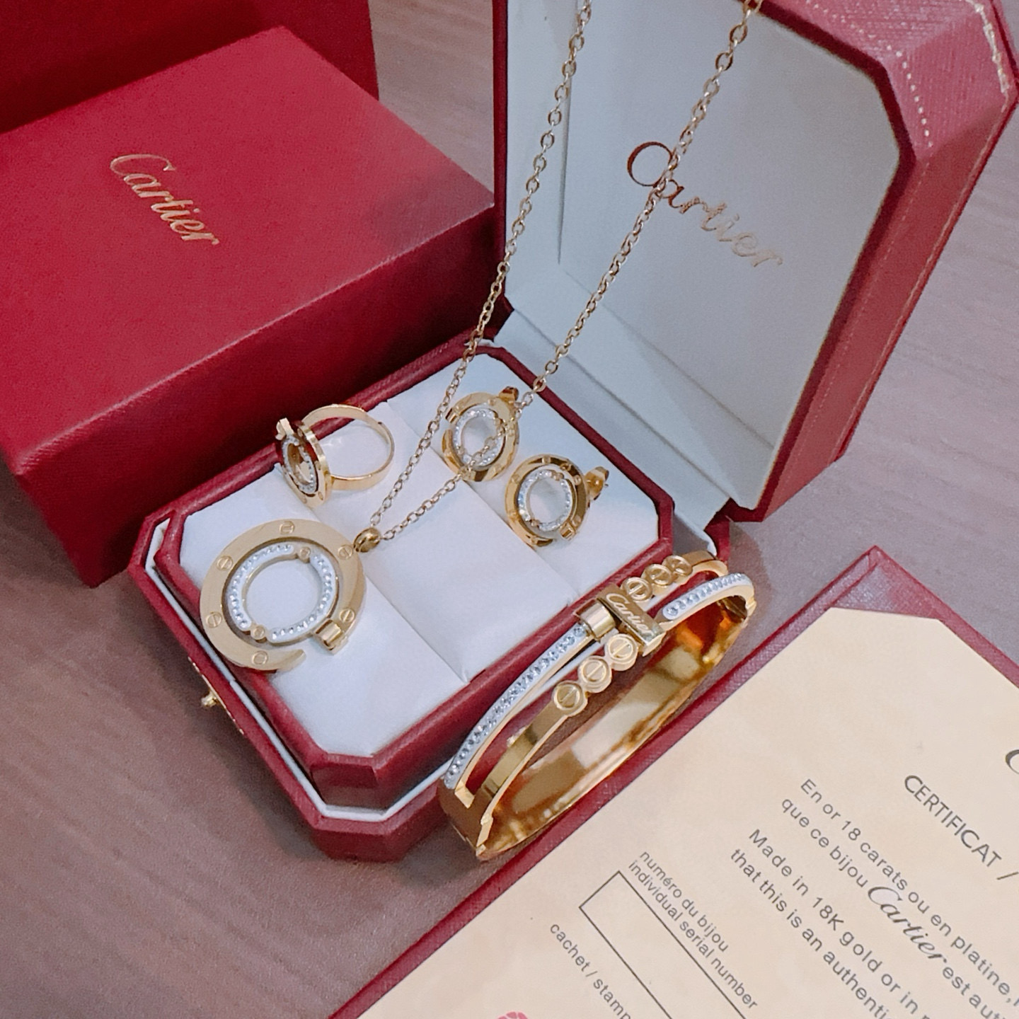 Cartier 手镯 新款卡地亚套装项链耳环手链戒指（泰钢材质）系列 那种独特的色泽完全无可挑剔