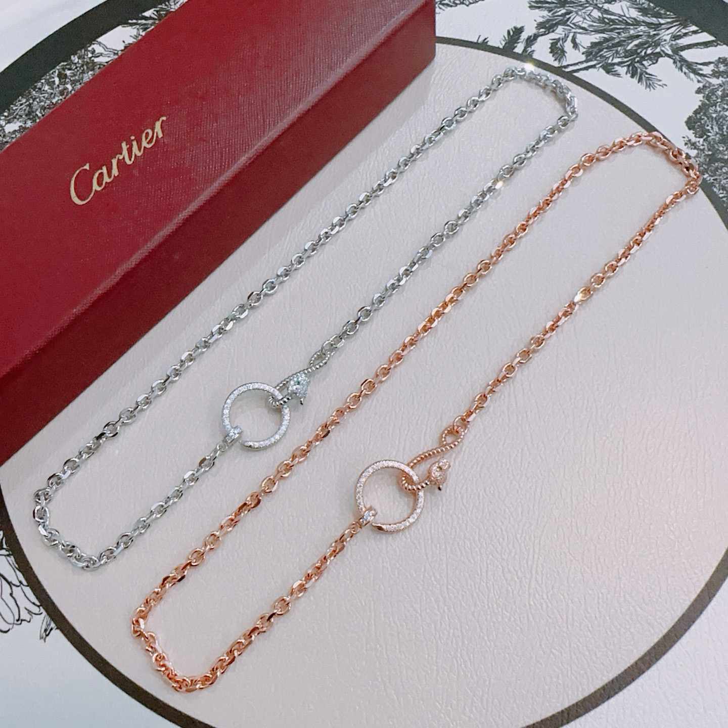 Cartier 新款带钻卡地亚项链V金材质系列 品相完美 细节无敌 那种独特的色泽完全无可挑剔 再缀以 指环外形设计