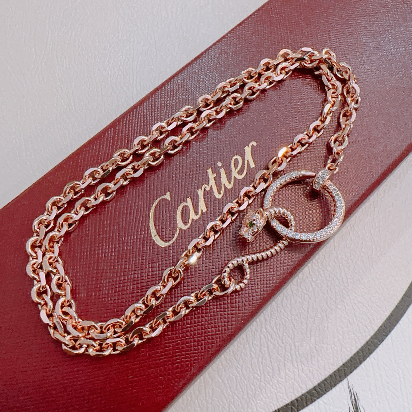 Cartier 新款带钻卡地亚项链V金材质系列 品相完美 细节无敌 那种独特的色泽完全无可挑剔 再缀以 指环外形设计