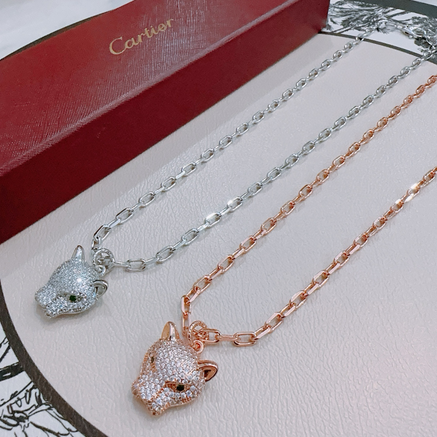 Cartier 新款带钻卡地亚项链V金材质系列 品相完美 细节无敌 那种独特的色泽完全无可挑剔 再缀以 指环外形设计