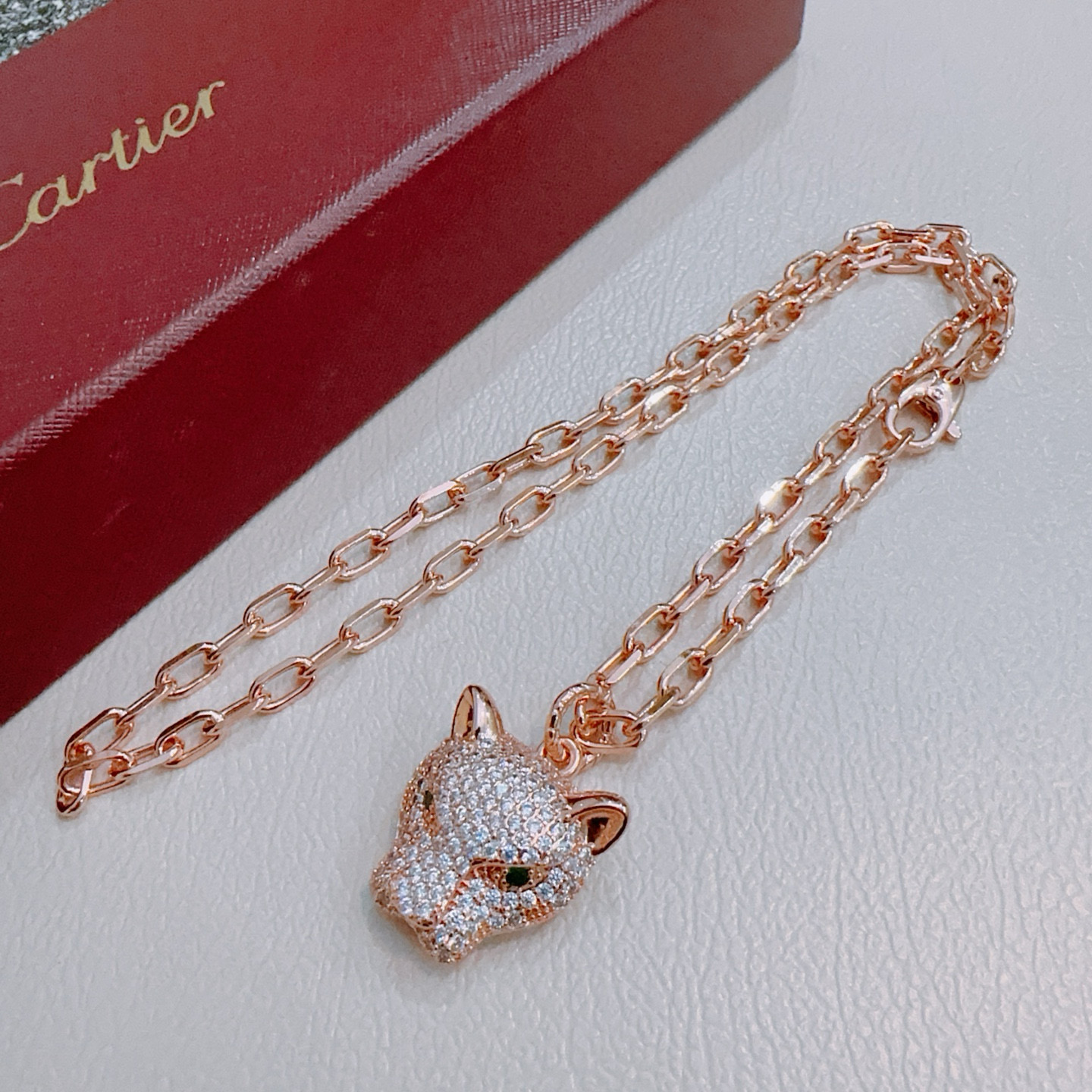 Cartier 新款带钻卡地亚项链V金材质系列 品相完美 细节无敌 那种独特的色泽完全无可挑剔 再缀以 指环外形设计