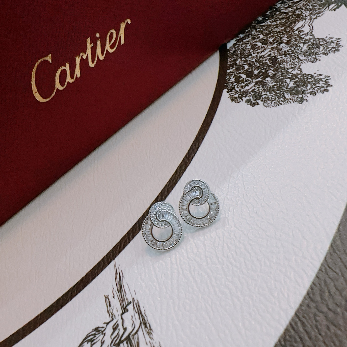 Cartier 卡地亚耳环V金材质系列 品相完美 细节无敌 那种独特的色泽完全无可挑剔 再缀以 指环外形设计