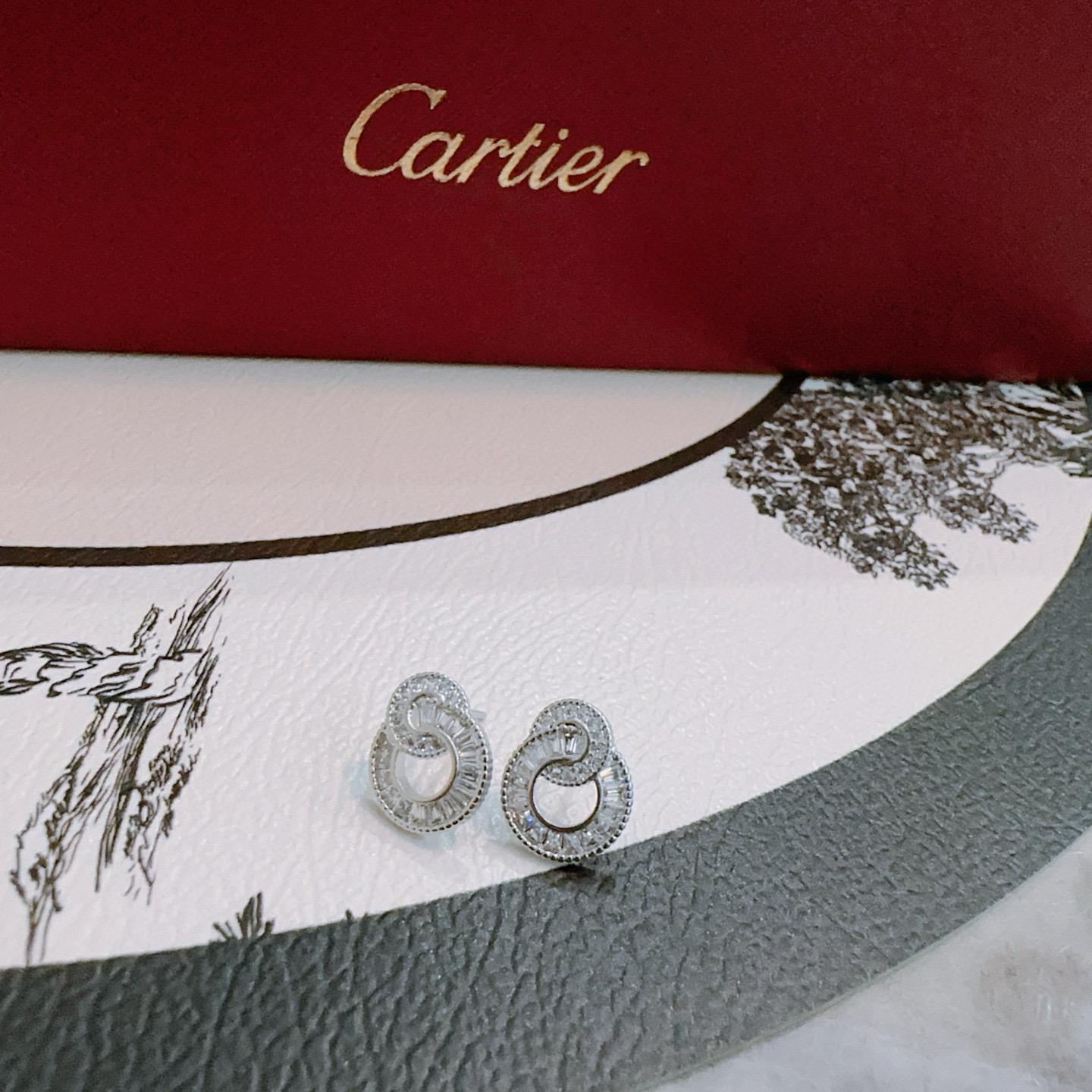 Cartier 卡地亚耳环V金材质系列 品相完美 细节无敌 那种独特的色泽完全无可挑剔 再缀以 指环外形设计