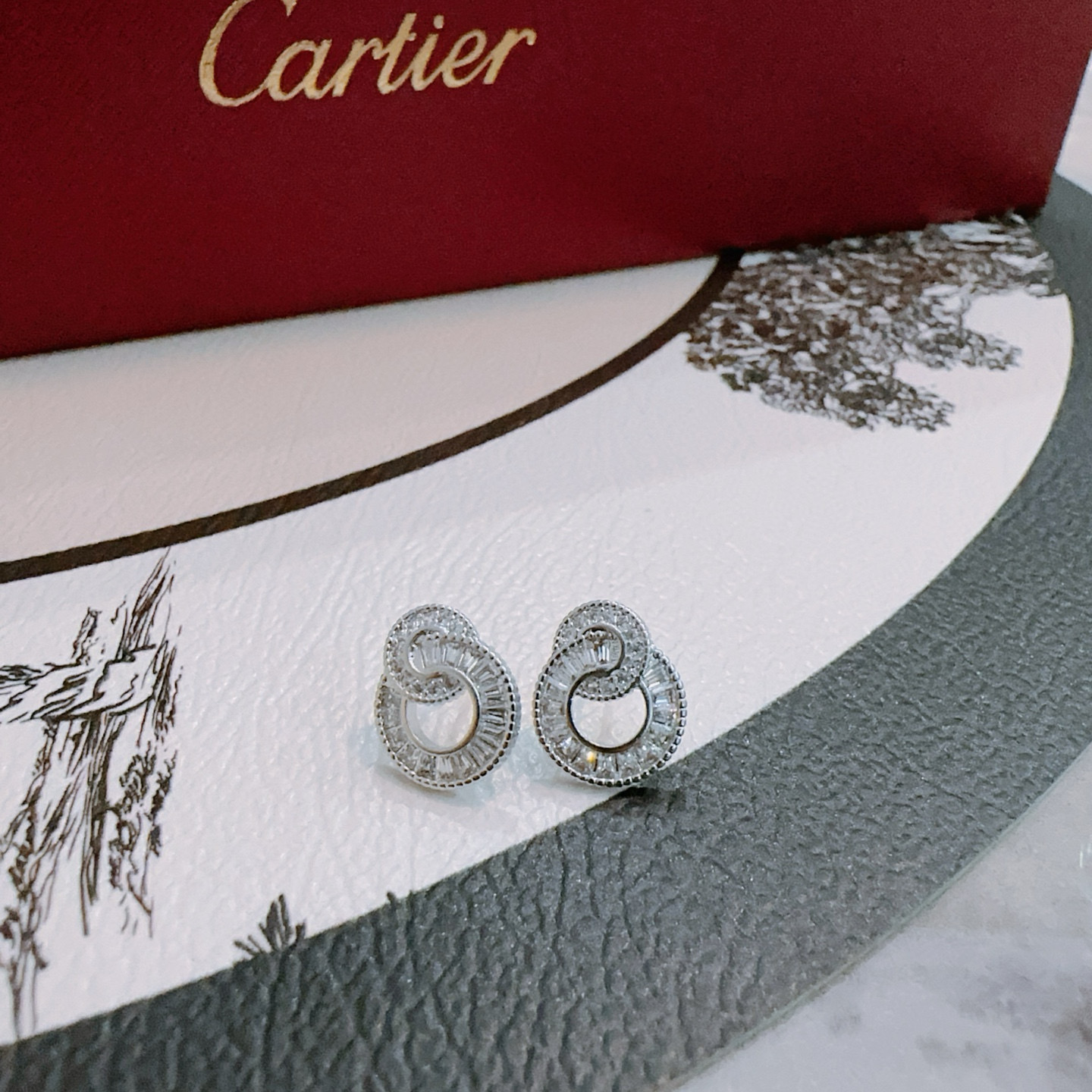 NO:724982,Cartier Earrings V gold material series are in perfect condition, with incomparable details. The unique color is completely impeccable. It is also decorated with a classic ring shape design, which is simple yet elegant and eye-catching. The pure handmade combination of V gold is more elegant and elegant. Same style for men and women. Cartier earrings, jewelry boutique, cartier, earrings19860909卡地亚耳环V金材质系列 品相完美,细节无敌,那种独特的色泽完全无可挑剔,再缀以经典指环外形设计,简约之余却又优雅夺目,V金纯手工的组合更显气色,上手雅致动人.男女同款 卡地亚耳环,饰品精品,cartier,earrings,Jewelry