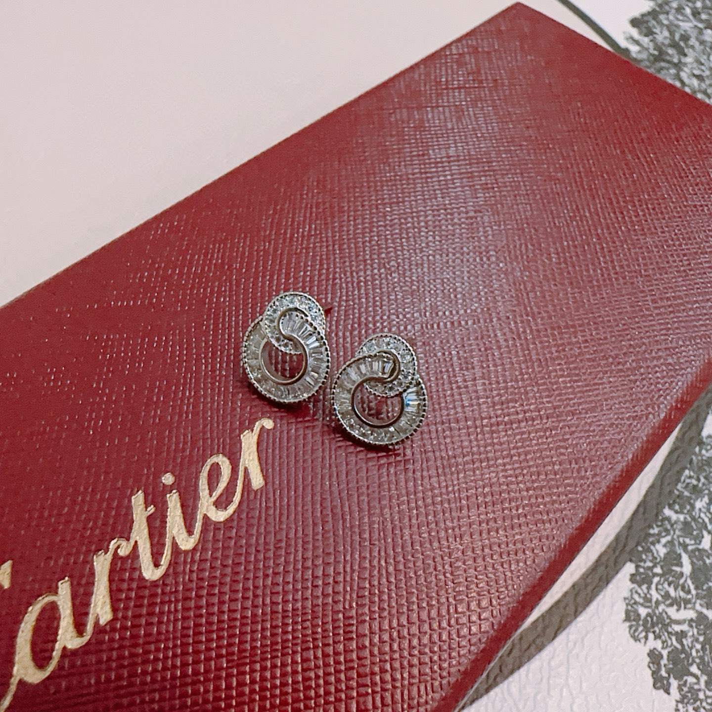 Cartier 卡地亚耳环V金材质系列 品相完美 细节无敌 那种独特的色泽完全无可挑剔 再缀以 指环外形设计