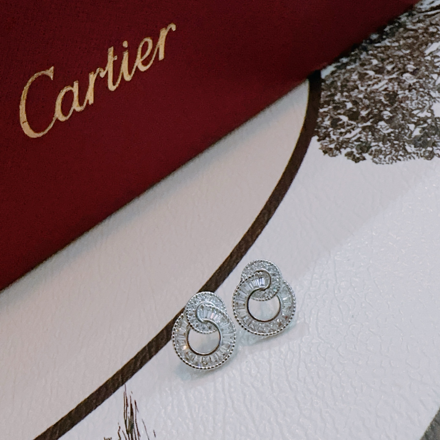 Cartier 卡地亚耳环V金材质系列 品相完美 细节无敌 那种独特的色泽完全无可挑剔 再缀以 指环外形设计