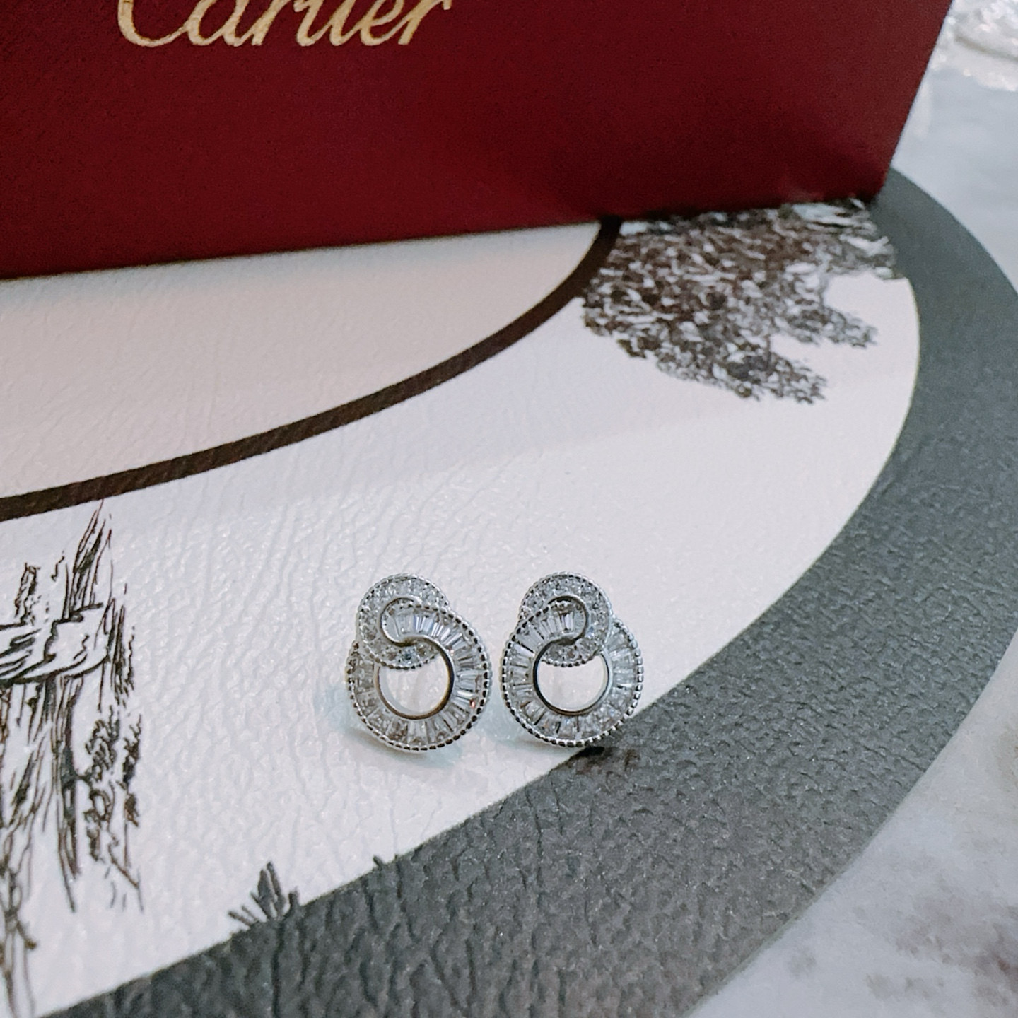 Cartier 卡地亚耳环V金材质系列 品相完美 细节无敌 那种独特的色泽完全无可挑剔 再缀以 指环外形设计
