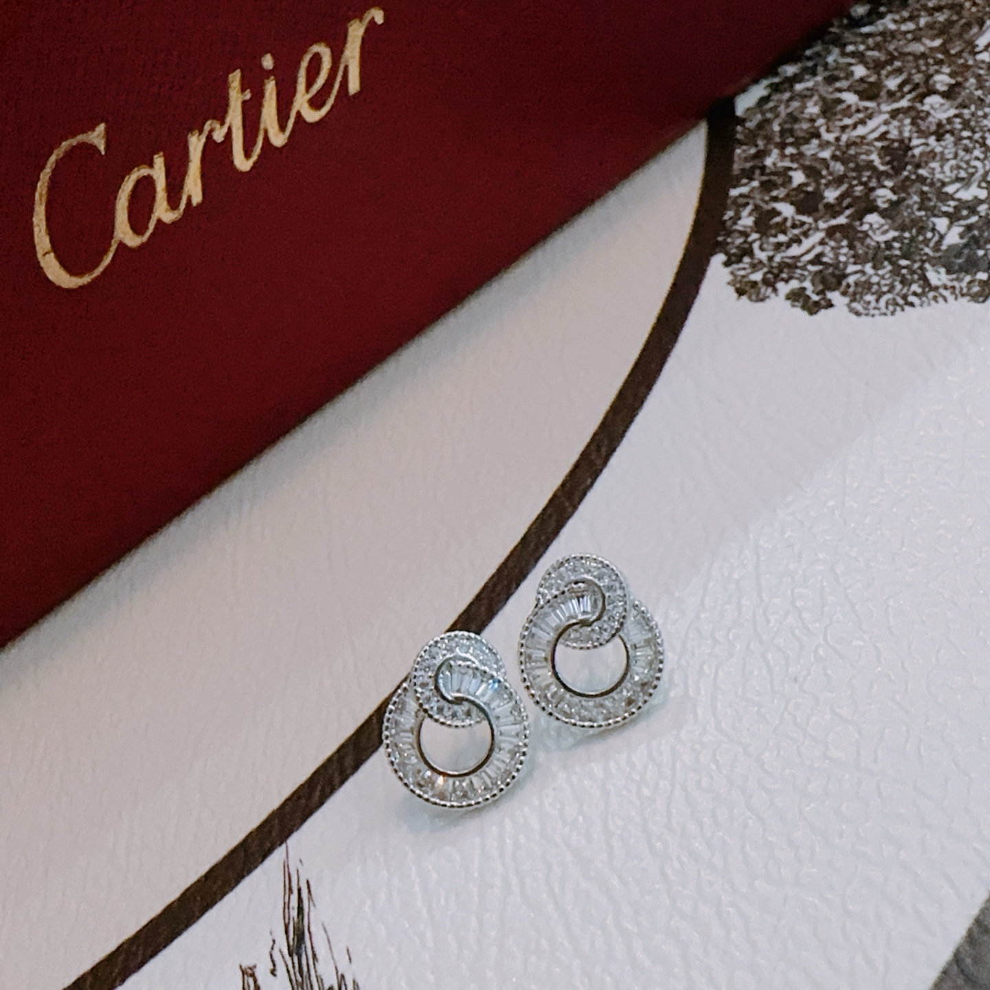 Cartier 卡地亚耳环V金材质系列 品相完美 细节无敌 那种独特的色泽完全无可挑剔 再缀以 指环外形设计