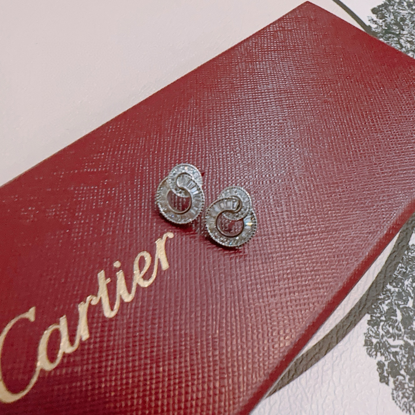 Cartier 卡地亚耳环V金材质系列 品相完美 细节无敌 那种独特的色泽完全无可挑剔 再缀以 指环外形设计