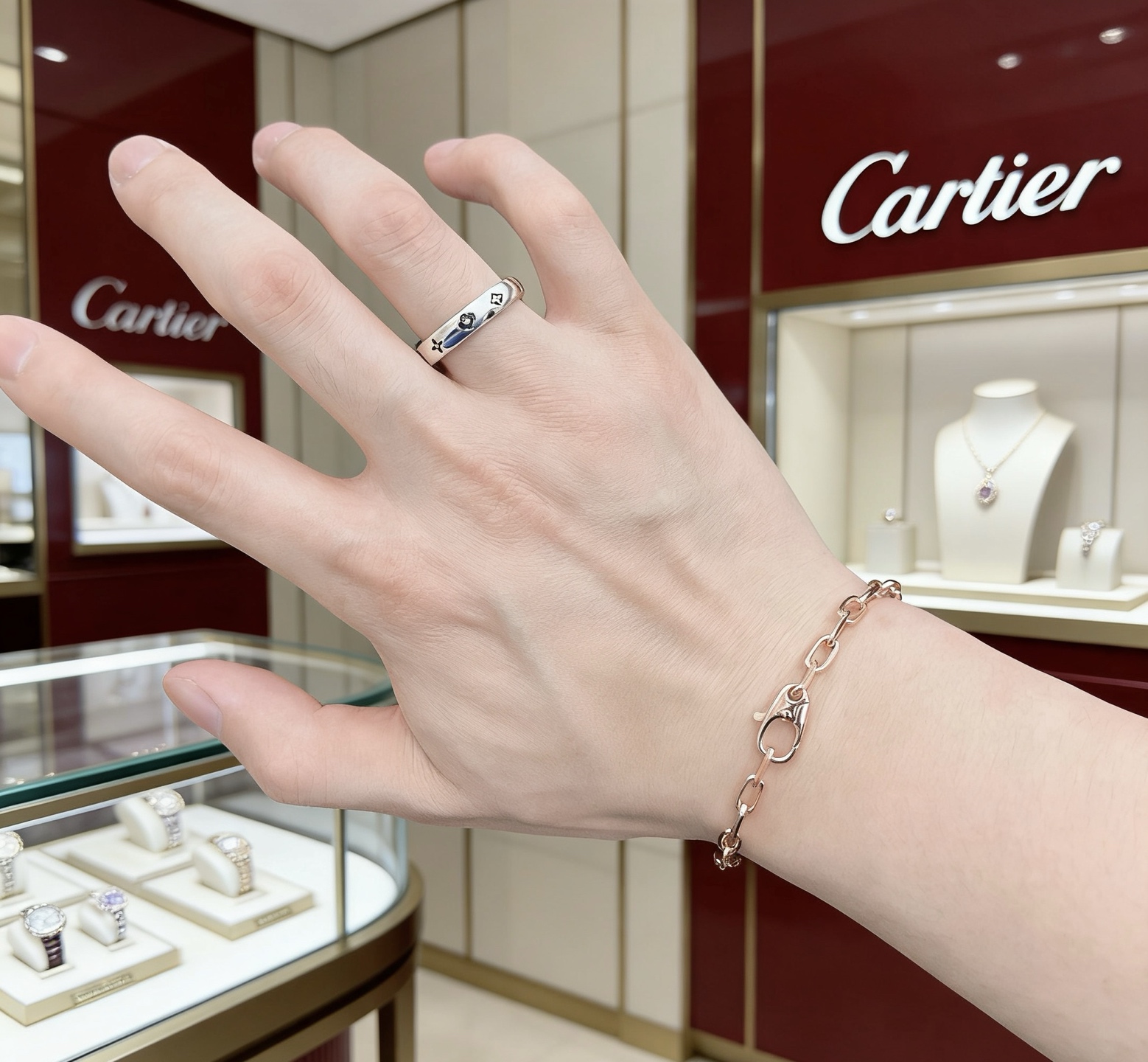 Cartier 卡地亚手链V金材质系列 品相完美 细节无敌 那种独特的色泽完全无可挑剔 再缀以 指环外形设计