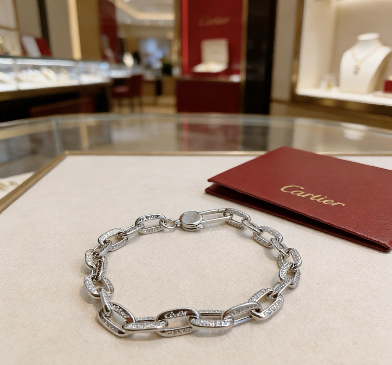 NO:725001,The new V gold material series of Cartier bracelets with diamonds is in perfect condition, the details are unparalleled, the unique color is completely impeccable, and it is decorated with a classic ring shape design, which is simple yet elegant and eye-catching. The V gold pure handmade combination is more elegant and elegant. The same style for men and women, boutique jewelry, cartier, bracelet19860909新款带钻卡地亚手链V金材质系列 品相完美,细节无敌,那种独特的色泽完全无可挑剔,再缀以经典指环外形设计,简约之余却又优雅夺目,V金纯手工的组合更显气色,上手雅致动人.男女同款,饰品精品,cartier,bracelet,Jewelry