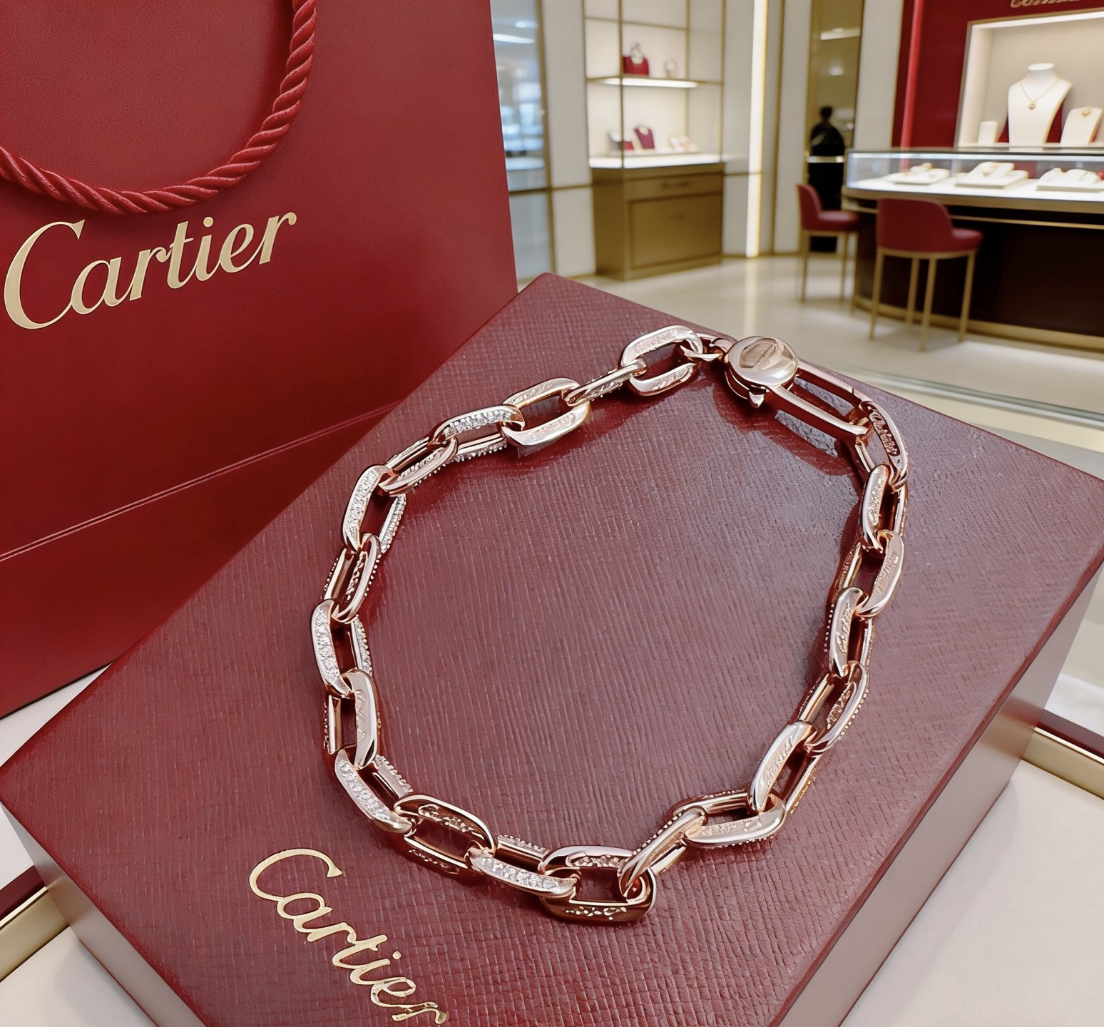 NO:725011,The new V gold material series of Cartier bracelets with diamonds is in perfect condition, the details are unparalleled, the unique color is completely impeccable, and it is decorated with a classic ring shape design, which is simple yet elegant and eye-catching. The V gold pure handmade combination is more elegant and elegant. The same style for men and women, boutique jewelry, cartier, bracelet19860909新款带钻卡地亚手链V金材质系列 品相完美,细节无敌,那种独特的色泽完全无可挑剔,再缀以经典指环外形设计,简约之余却又优雅夺目,V金纯手工的组合更显气色,上手雅致动人.男女同款,饰品精品,cartier,bracelet,Jewelry