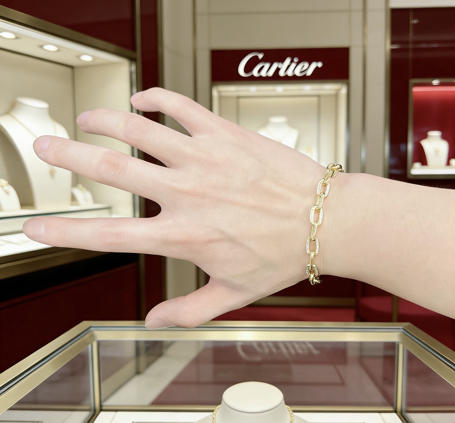 Cartier 新款带钻卡地亚手链V金材质系列 品相完美 细节无敌 那种独特的色泽完全无可挑剔 再缀以 指环外形设计