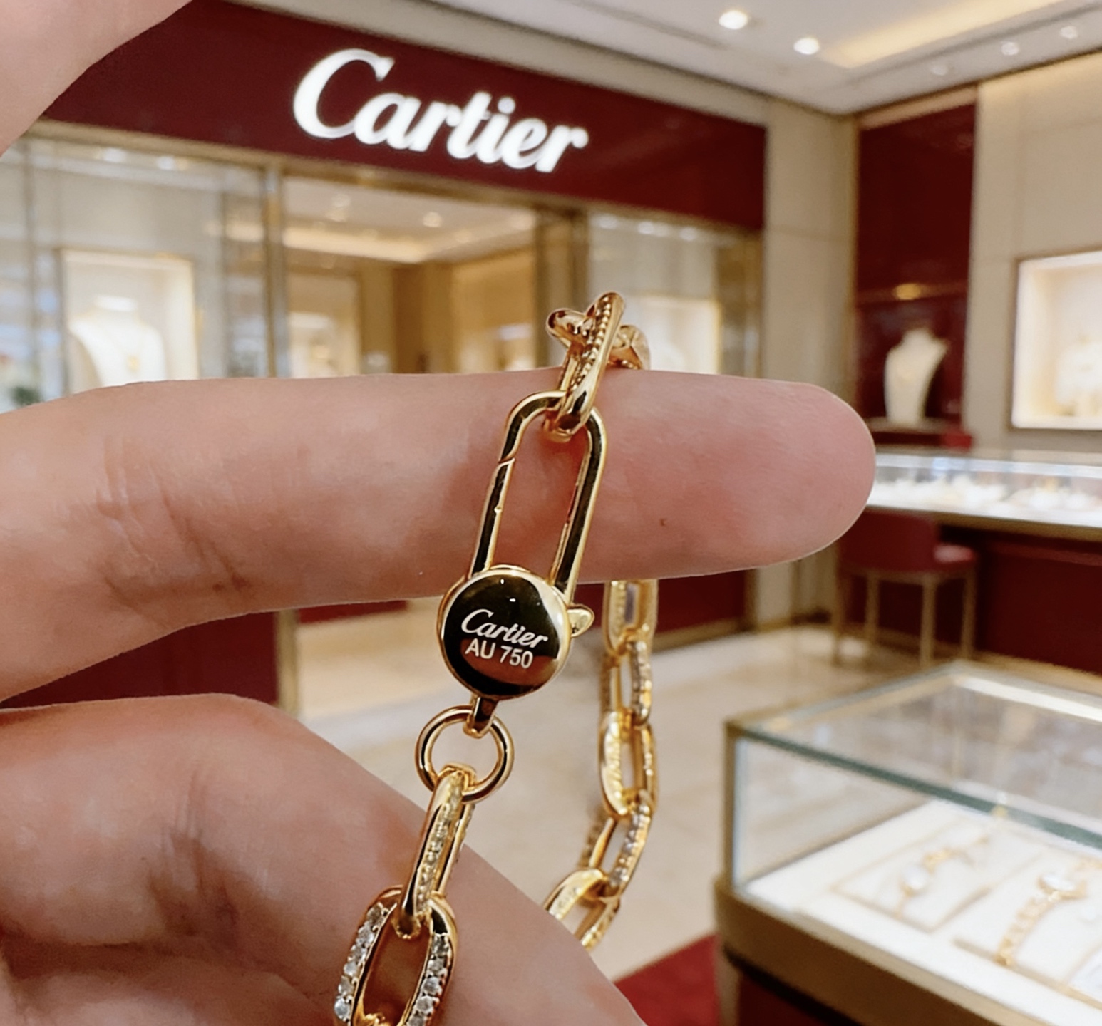 Cartier 新款带钻卡地亚手链V金材质系列 品相完美 细节无敌 那种独特的色泽完全无可挑剔 再缀以 指环外形设计
