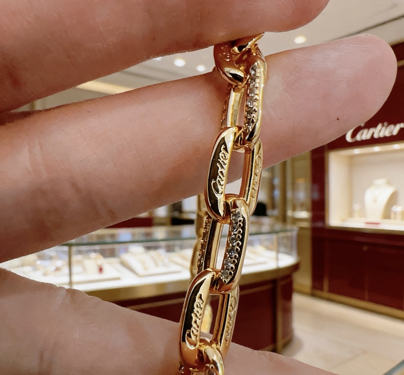 Cartier 新款带钻卡地亚手链V金材质系列 品相完美 细节无敌 那种独特的色泽完全无可挑剔 再缀以 指环外形设计
