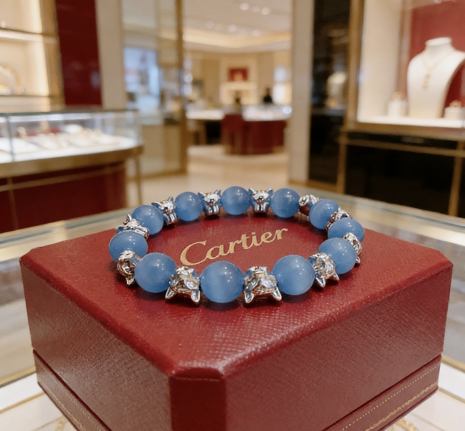 NO:725002,The new Cartier Leopard Agate Bracelet V gold material series is in perfect condition, with unparalleled details. The unique color is completely impeccable. It is also decorated with a classic ring shape design, which is simple yet elegant and eye-catching. The pure handmade combination of V gold is more elegant and elegant. Same style for men and women. Cartier bracelet, jewelry boutique, cartier, bracelet19860909新款卡地亚豹子玛瑙手链V金材质系列 品相完美,细节无敌,那种独特的色泽完全无可挑剔,再缀以经典指环外形设计,简约之余却又优雅夺目,V金纯手工的组合更显气色,上手雅致动人.男女同款 卡地亚手链,饰品精品,cartier,bracelet,Jewelry