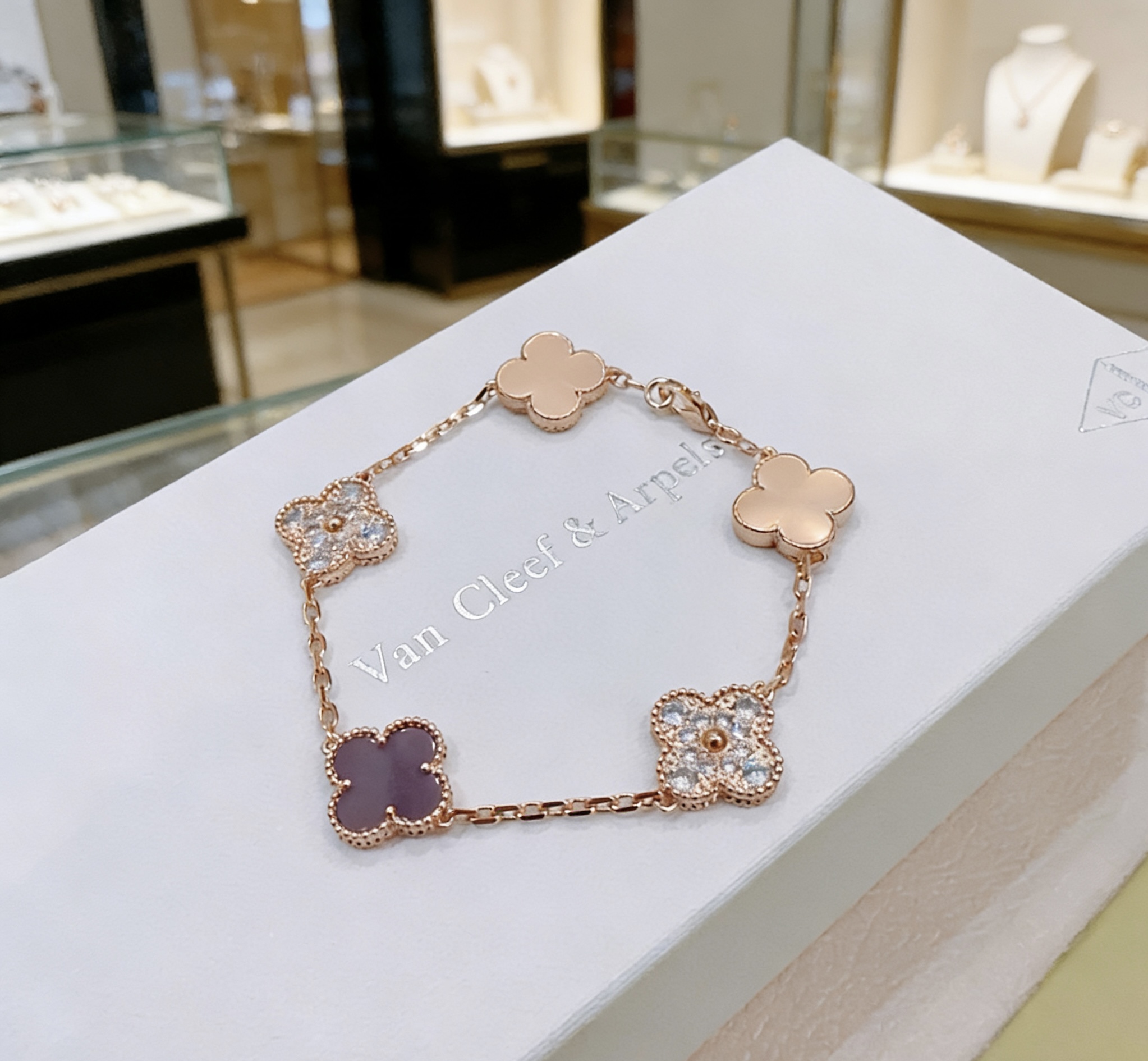 Bracelet Van Cleef Arpels Alhambra Métal doré rose avec accents de diamants clairs et motifs de trèfles en pierre violet foncé 19 cm