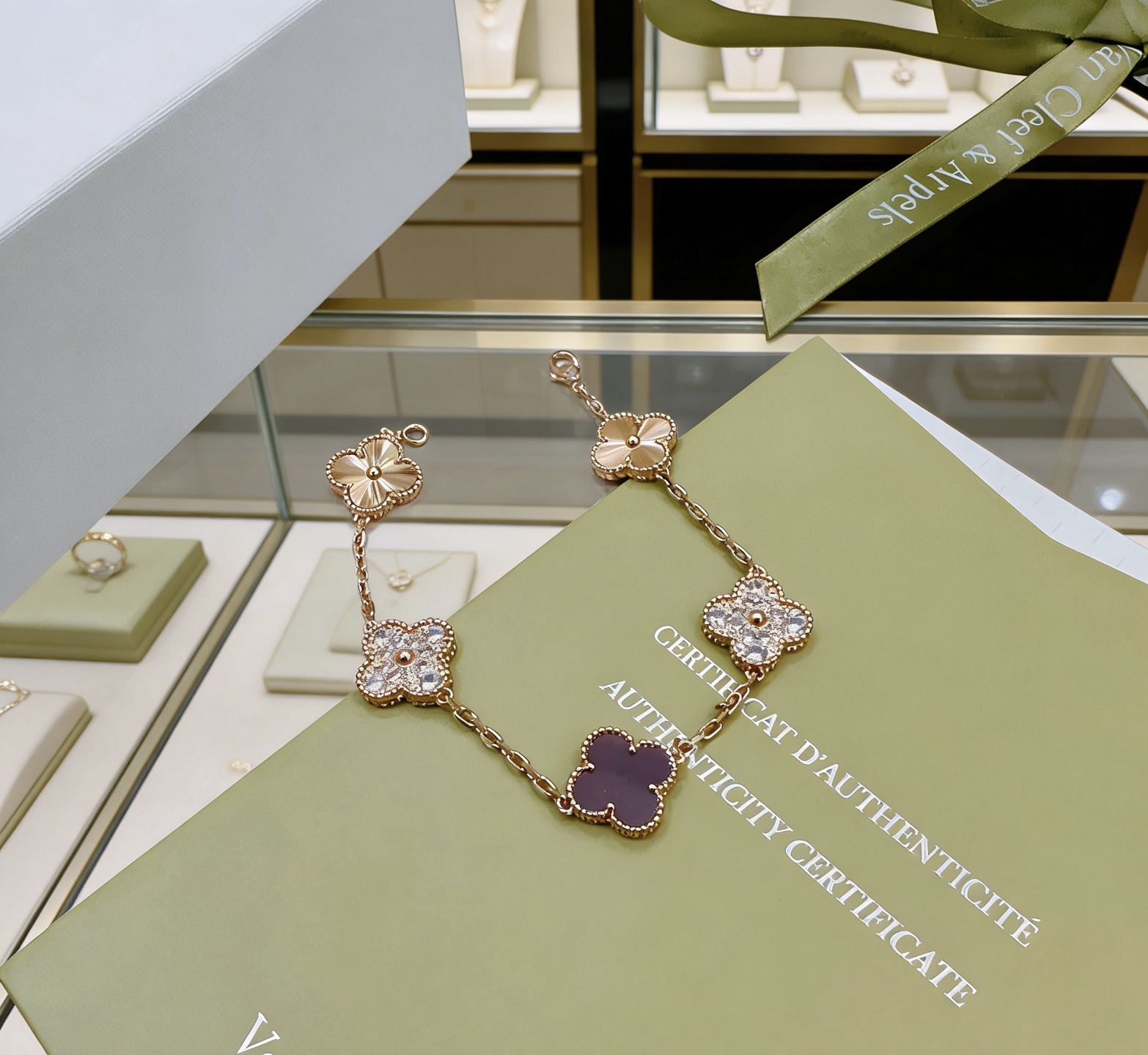 Bracelet Van Cleef Arpels Alhambra Métal doré rose avec accents de diamants clairs et motifs de trèfles en pierre violet foncé 19 cm