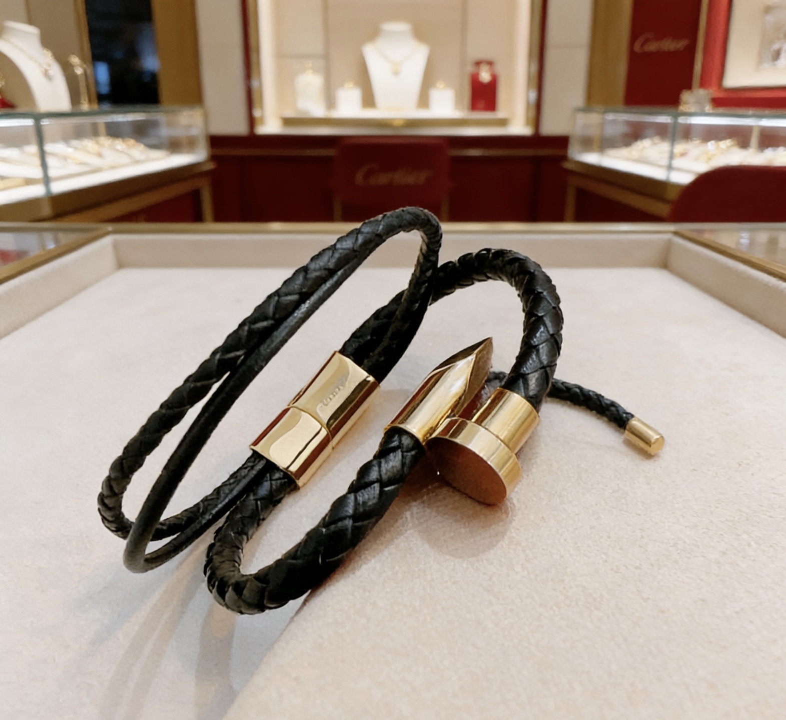 NO:724998,Cartier Bracelet Bracelet V gold cowhide material series is in perfect condition, with unparalleled details. The unique color is completely impeccable, and is decorated with a classic ring shape design. It is simple yet elegant and eye-catching. The pure handmade combination of V gold is more elegant and elegant. Same style for men and women. Cartier bracelet, jewelry boutique, cartier, bracelet, bracelet, cowhide19860909卡地亚手链手镯V金牛皮材质系列 品相完美,细节无敌,那种独特的色泽完全无可挑剔,再缀以经典指环外形设计,简约之余却又优雅夺目,V金纯手工的组合更显气色,上手雅致动人.男女同款 卡地亚手链,饰品精品,cartier,bracelet,bracelet,cowhide,Jewelry