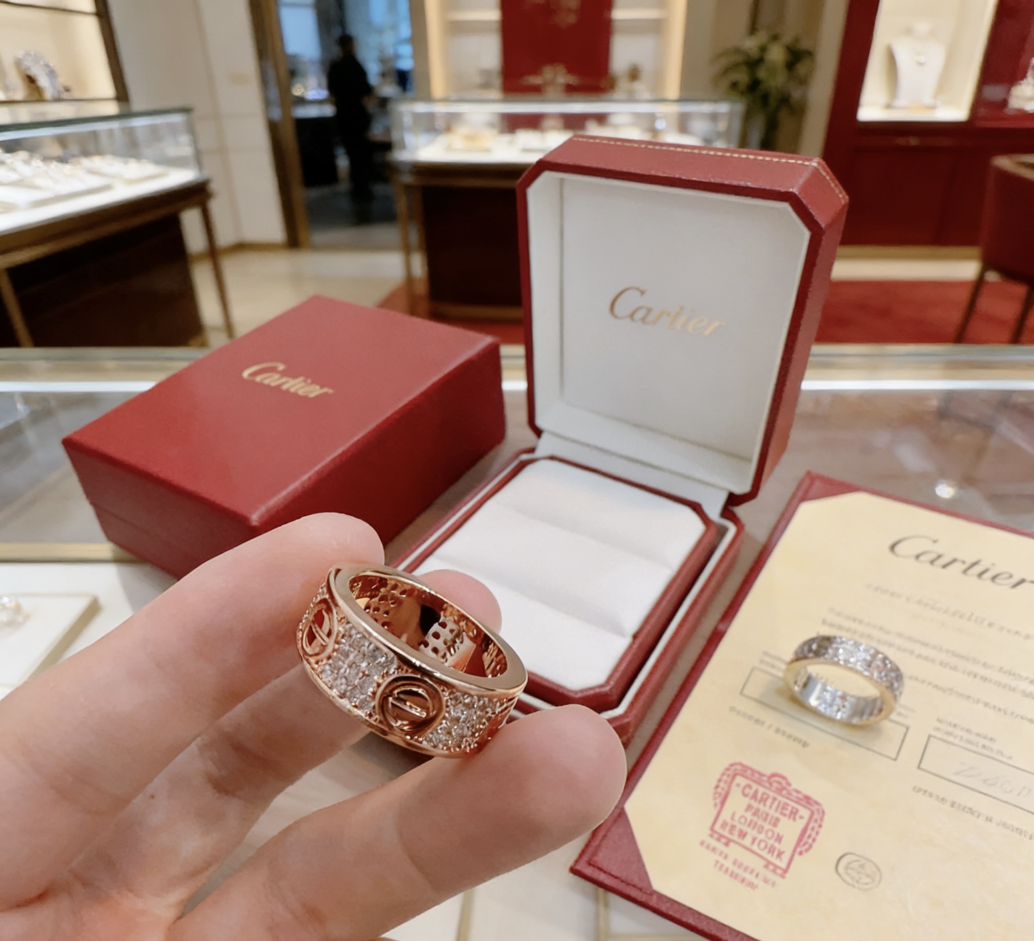 Cartier 新款带钻卡地亚戒指V金材质系列 品相完美 细节无敌 那种独特的色泽完全无可挑剔 再缀以 指环外形设计