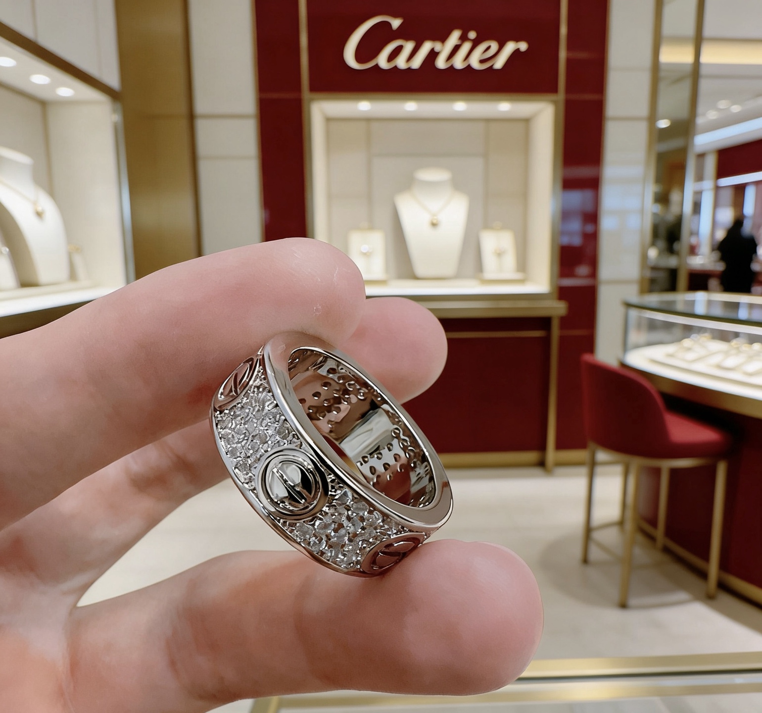 Cartier 新款带钻卡地亚戒指V金材质系列 品相完美 细节无敌 那种独特的色泽完全无可挑剔 再缀以 指环外形设计