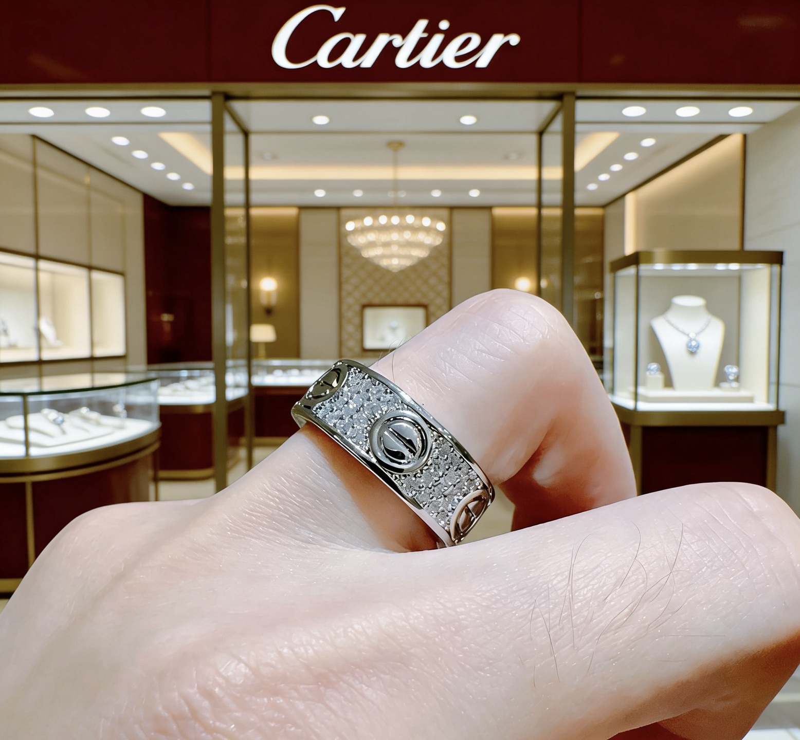 Cartier 新款带钻卡地亚戒指V金材质系列 品相完美 细节无敌 那种独特的色泽完全无可挑剔 再缀以 指环外形设计