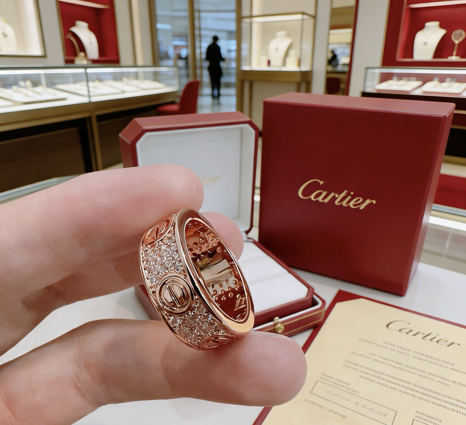 NO:725019,The new V gold material series of Cartier rings with diamonds is in perfect condition, with unparalleled details. The unique color is completely impeccable. It is also decorated with a classic ring shape design. It is simple yet elegant and eye-catching. The V gold pure handmade combination is more elegant and elegant. Same style for men and women. Code number 67891011, fine jewelry, cartier, ring19860909新款带钻卡地亚戒指V金材质系列 品相完美,细节无敌,那种独特的色泽完全无可挑剔,再缀以经典指环外形设计,简约之余却又优雅夺目,V金纯手工的组合更显气色,上手雅致动人.男女同款 码数67891011,饰品精品,cartier,ring,Jewelry