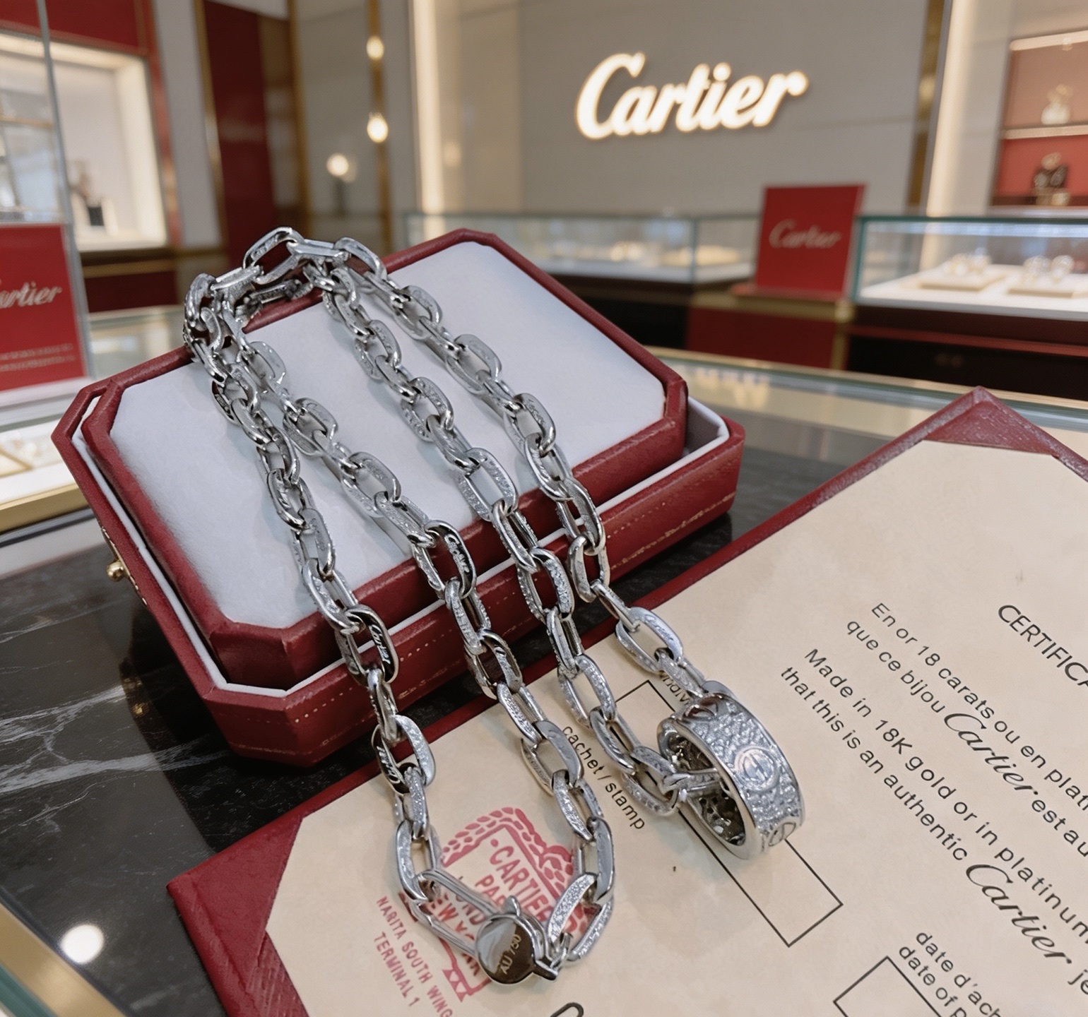 Cartier 新款带钻卡地亚项链V金材质系列 品相完美 细节无敌 那种独特的色泽完全无可挑剔 再缀以 指环外形设计