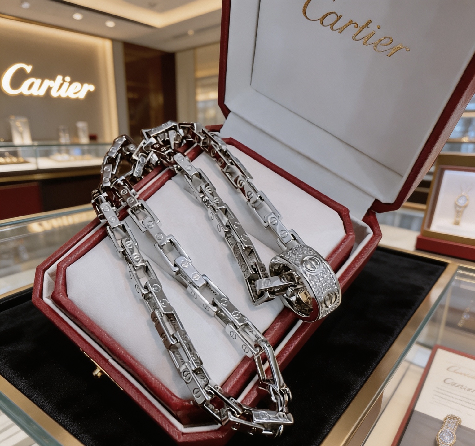 Cartier 新款带钻卡地亚项链V金材质系列 品相完美 细节无敌 那种独特的色泽完全无可挑剔 再缀以 指环外形设计