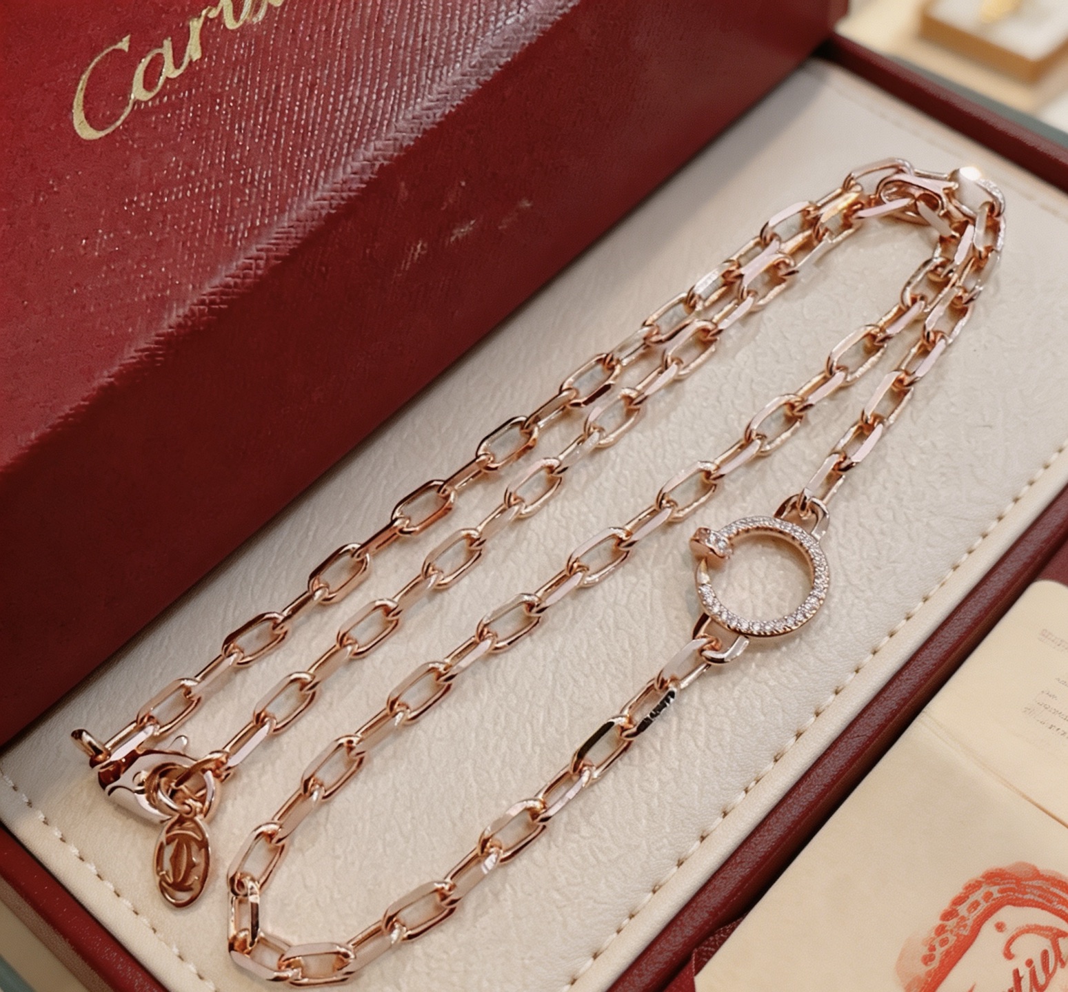 Cartier 新款带钻卡地亚项链V金材质系列 品相完美 细节无敌 那种独特的色泽完全无可挑剔 再缀以 指环外形设计