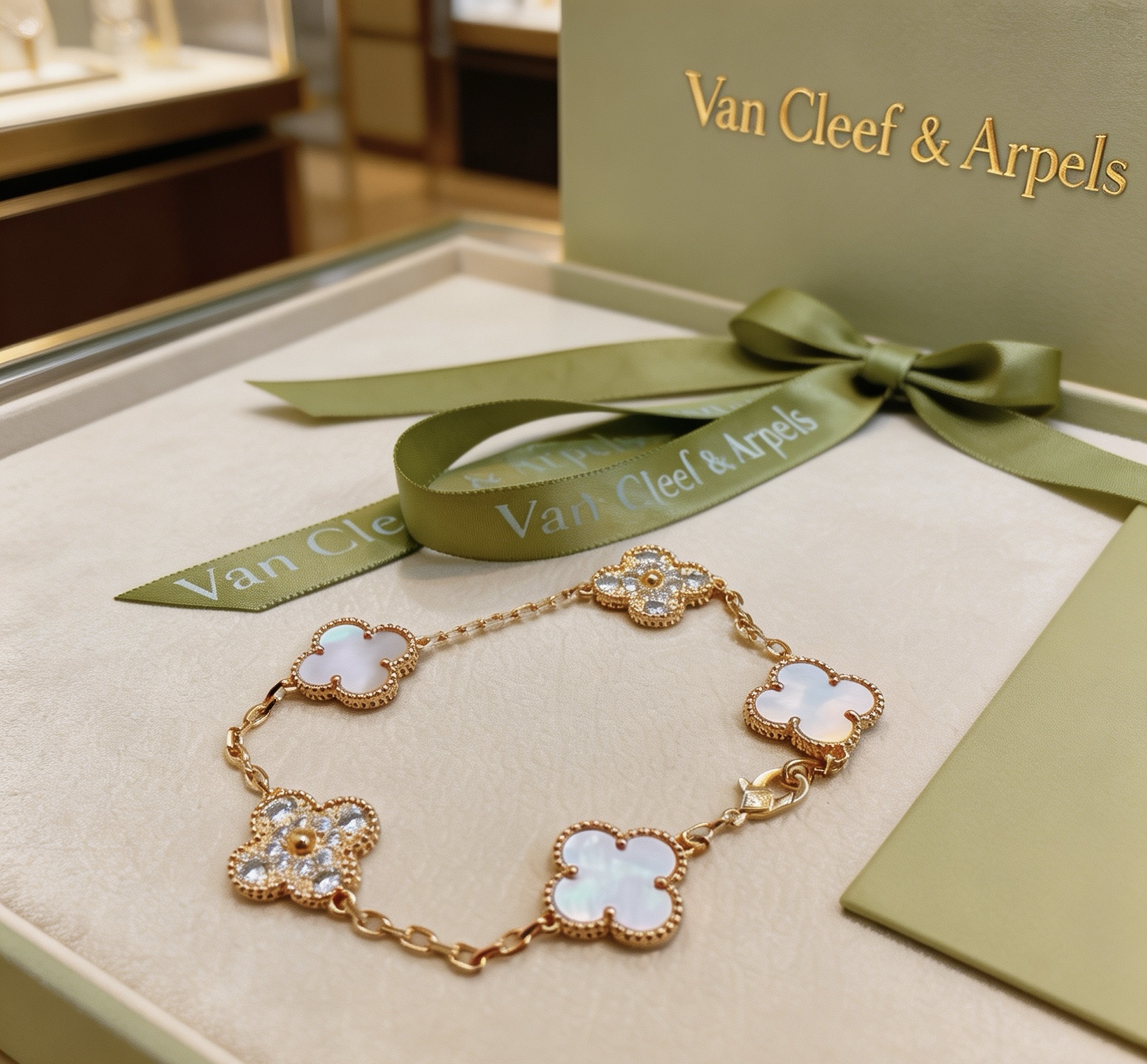 Pulsera Van Cleef Arpels Alhambra Metal en oro amarillo con detalles en nácar blanco y diamantes transparentes 18 cm