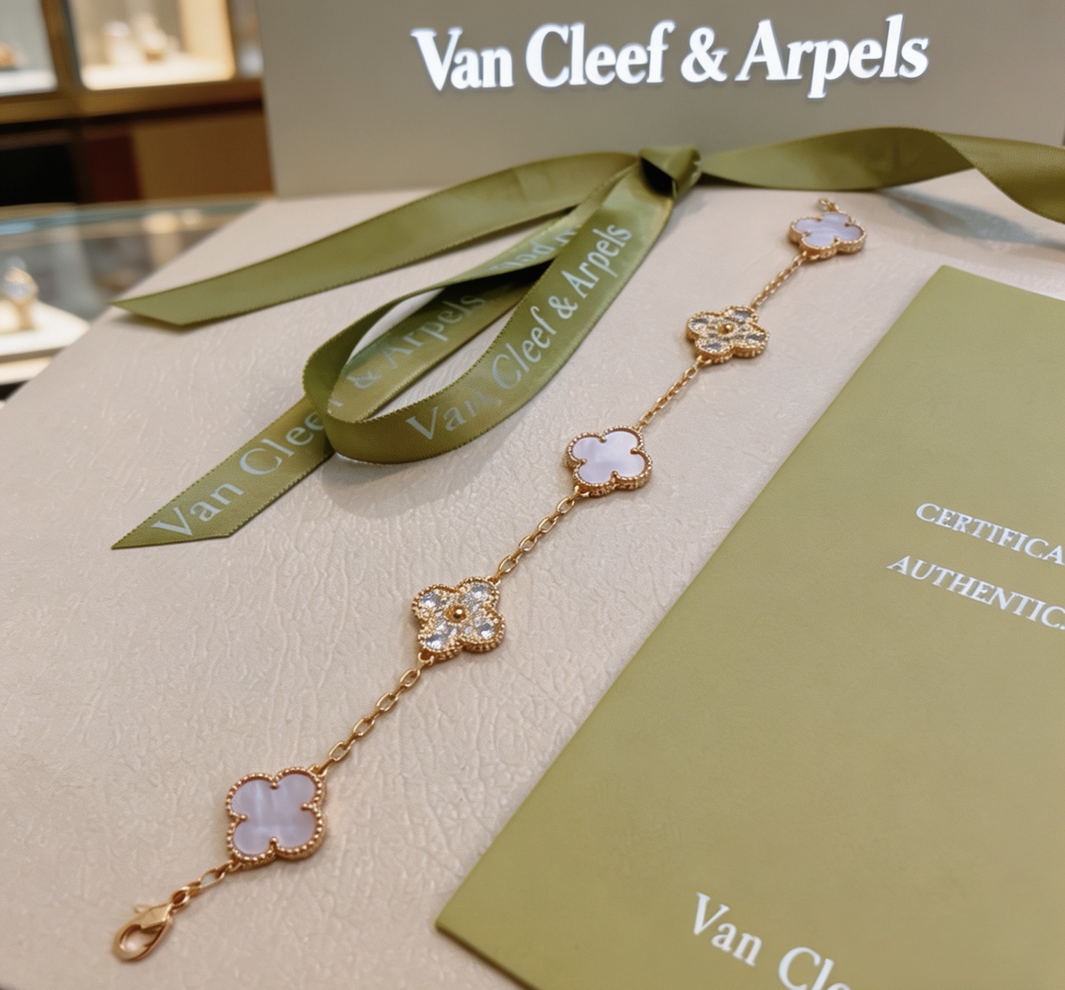Pulsera Van Cleef Arpels Alhambra Metal en oro amarillo con detalles en nácar blanco y diamantes transparentes 18 cm
