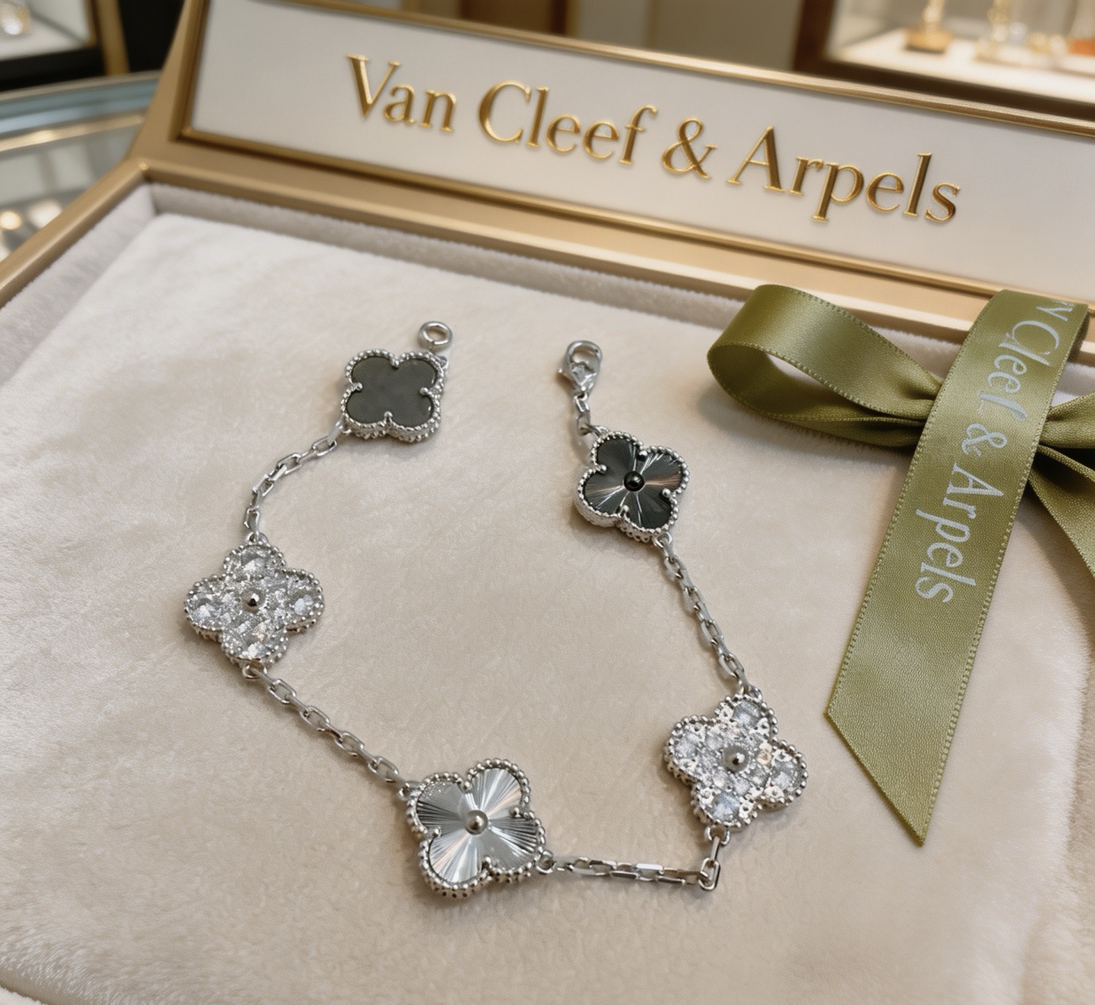 Van Cleef Arpels Bracelet Alhambra Métal argenté avec pierres transparentes ressemblant à des diamants Pierre gris foncé Métal guilloché argenté et incrustations de trèfle gris foncé 19 cm
