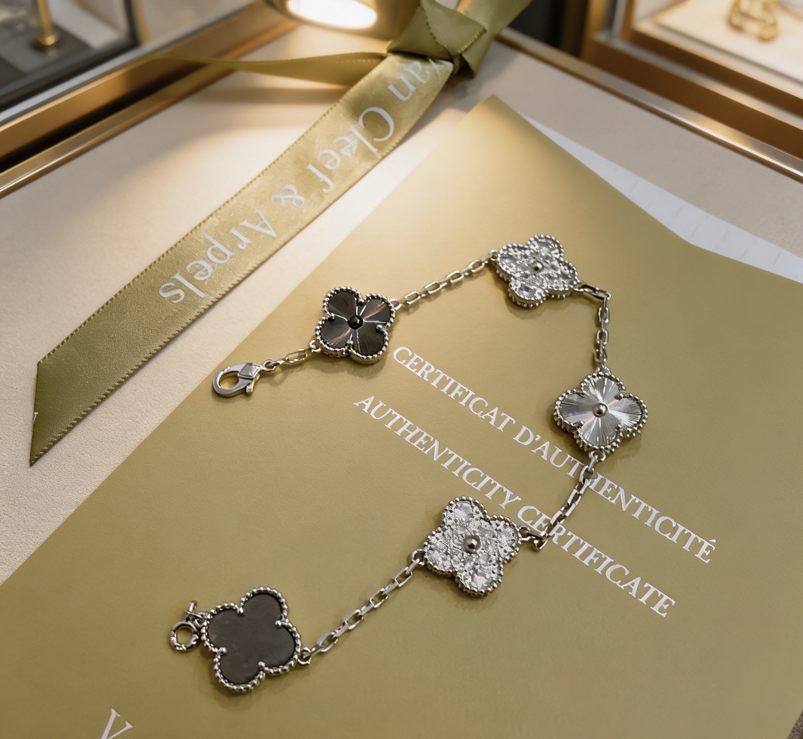 Van Cleef Arpels Bracelet Alhambra Métal argenté avec pierres transparentes ressemblant à des diamants Pierre gris foncé Métal guilloché argenté et incrustations de trèfle gris foncé 19 cm
