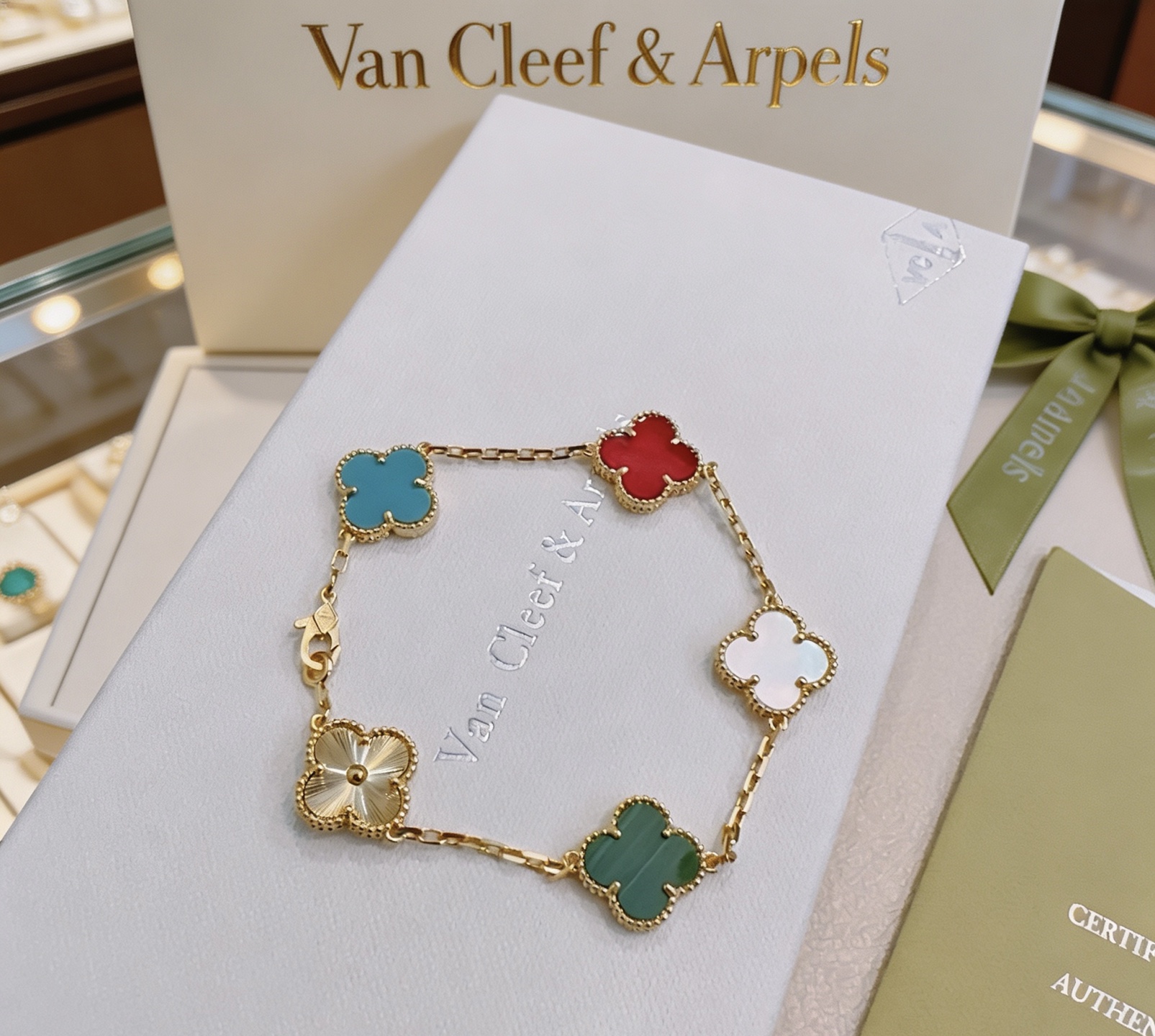 Bracciale Van Cleef Arpels Alhambra Metallo in oro giallo con motivi di trifoglio guilloché blu, rosso, corniola, madreperla bianca, verde malachite e oro 17 cm