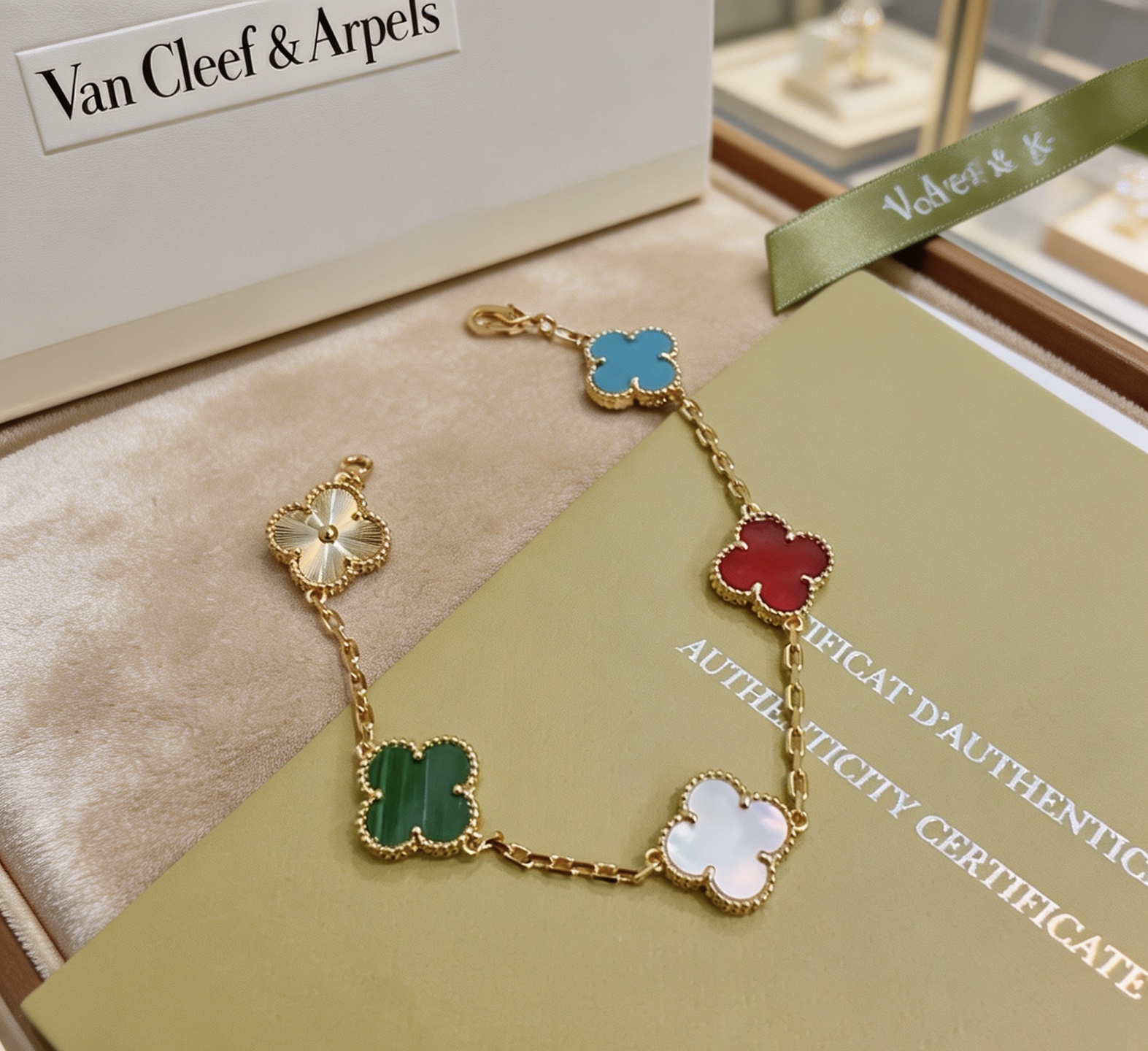 Bracciale Van Cleef Arpels Alhambra Metallo in oro giallo con motivi di trifoglio guilloché blu, rosso, corniola, madreperla bianca, verde malachite e oro 17 cm