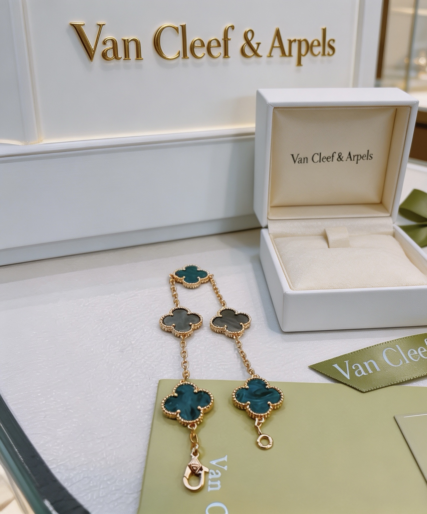 Van Cleef Arpels Alhambra bracelet Yellow gold metal with teal blue agate and gray mother-of-pearl clover motifs 19cm