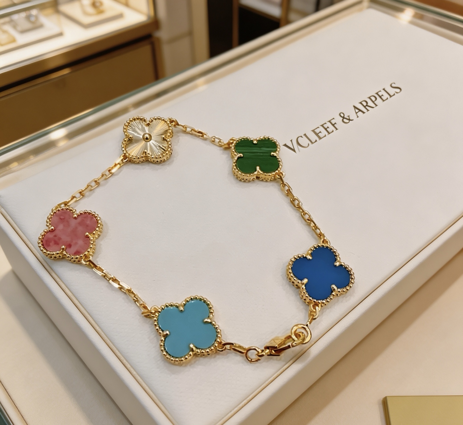 Van Cleef Arpels Pulsera Alhambra Metal oro amarillo con motivos de tréboles multicolores guilloché blanco verde malaquita rodonita rosa ágata azul azul claro turquesa 18cm