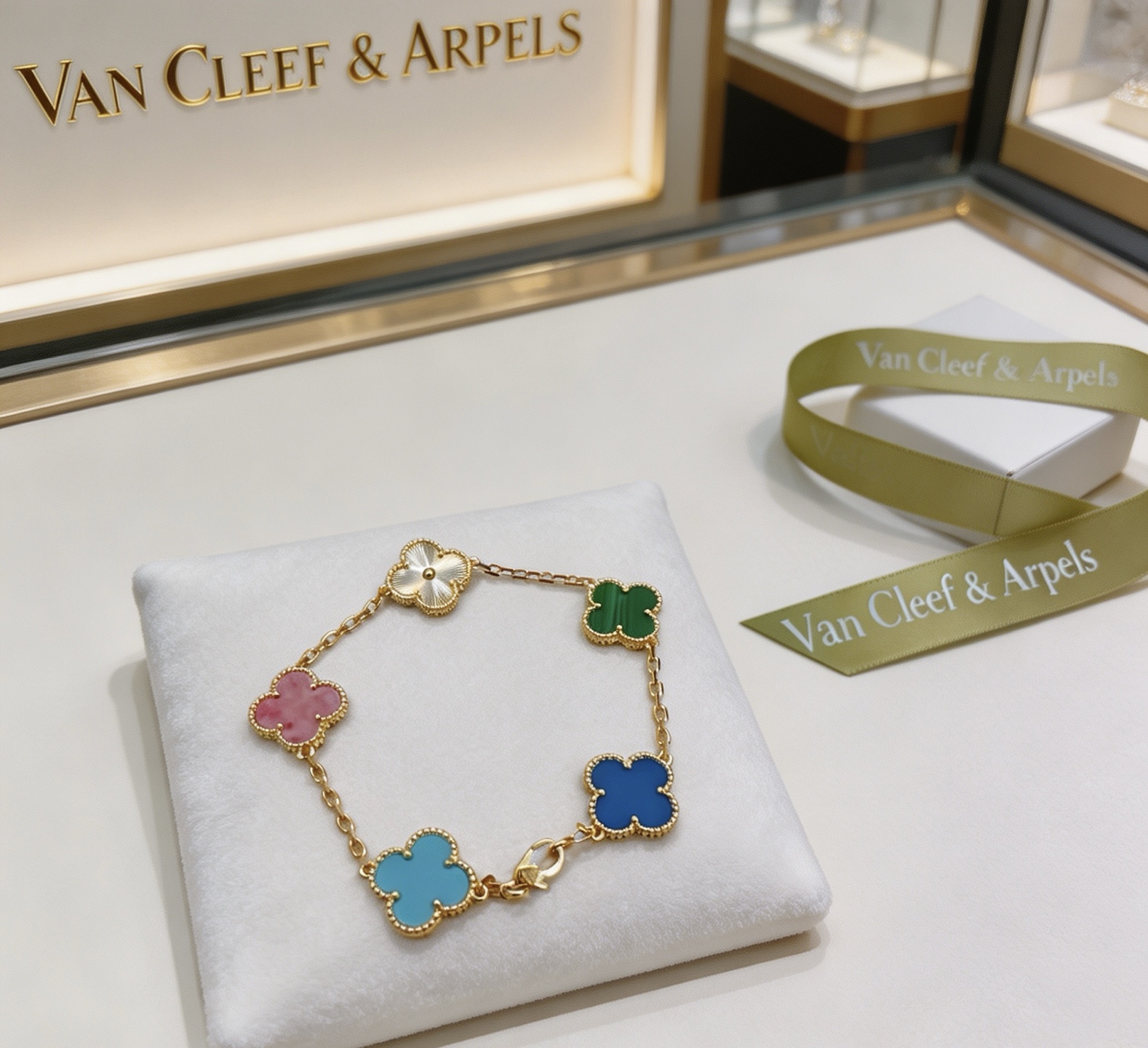 Van Cleef Arpels Pulsera Alhambra Metal oro amarillo con motivos de tréboles multicolores guilloché blanco verde malaquita rodonita rosa ágata azul azul claro turquesa 18cm